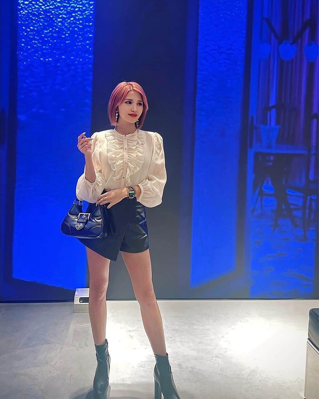 鈴木まりなのインスタグラム：「#PradaSS23 #touchofcrude」