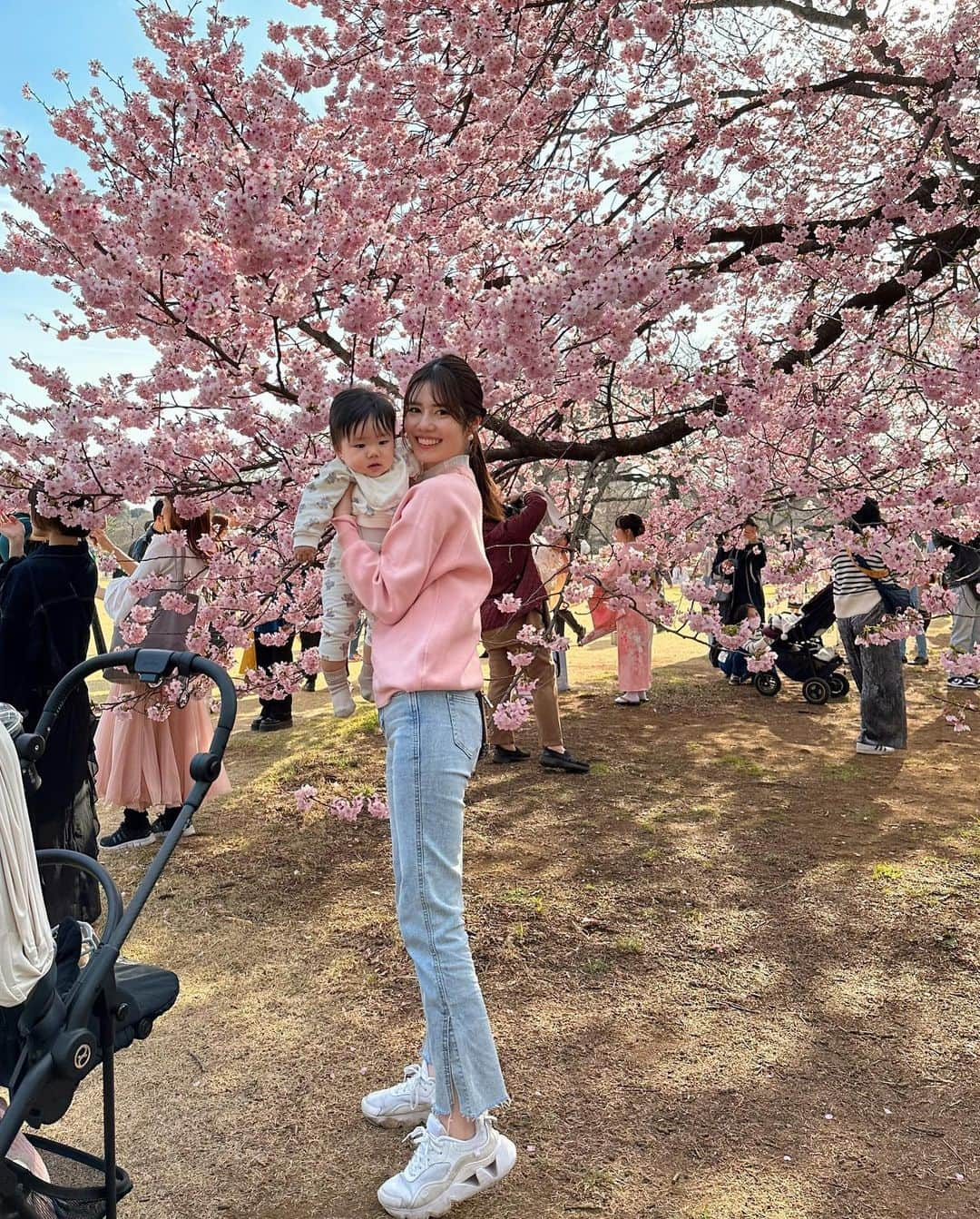 鈴木茉由さんのインスタグラム写真 - (鈴木茉由Instagram)「🌸🌸🌸  ピクニックしに新宿御苑へ👶🏻👶🏻 桜も見られたらいいな〜と思っていたら こんなに綺麗な満開の桜が🥺🌸  👶🏻も初めて見る桜に目がキラキラしてた✨ 母、幸せでした...🥹🫶🏻  #新宿御苑 #お花見 #お花見コーデ #ピンクコーデ #デニムコーデ」3月17日 20時55分 - mayu__09