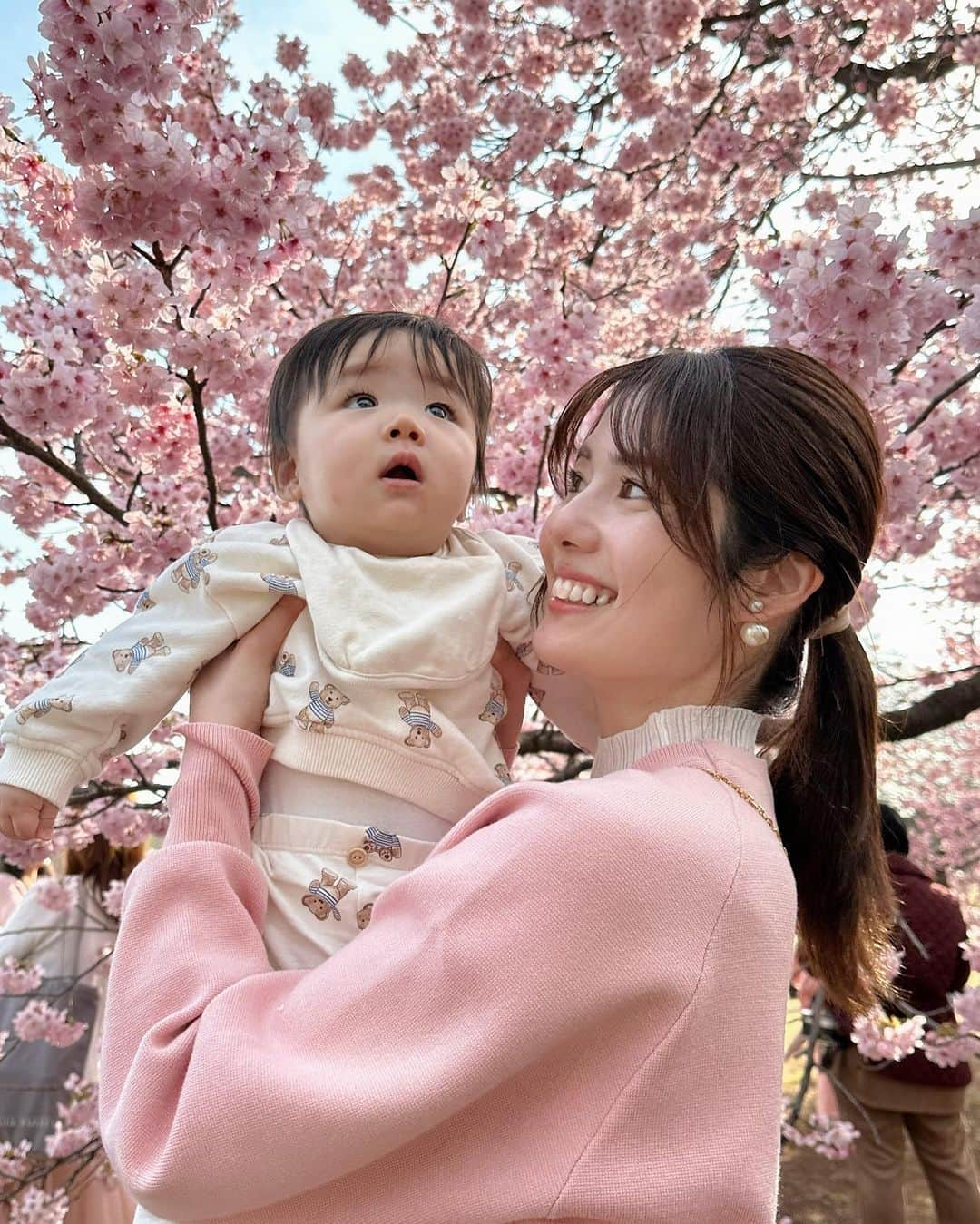 鈴木茉由さんのインスタグラム写真 - (鈴木茉由Instagram)「🌸🌸🌸  ピクニックしに新宿御苑へ👶🏻👶🏻 桜も見られたらいいな〜と思っていたら こんなに綺麗な満開の桜が🥺🌸  👶🏻も初めて見る桜に目がキラキラしてた✨ 母、幸せでした...🥹🫶🏻  #新宿御苑 #お花見 #お花見コーデ #ピンクコーデ #デニムコーデ」3月17日 20時55分 - mayu__09