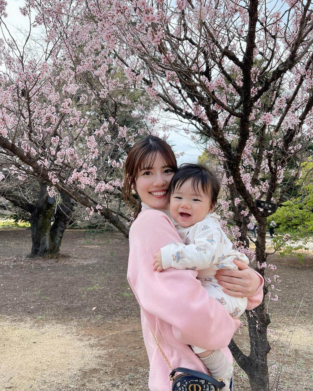 鈴木茉由さんのインスタグラム写真 - (鈴木茉由Instagram)「🌸🌸🌸  ピクニックしに新宿御苑へ👶🏻👶🏻 桜も見られたらいいな〜と思っていたら こんなに綺麗な満開の桜が🥺🌸  👶🏻も初めて見る桜に目がキラキラしてた✨ 母、幸せでした...🥹🫶🏻  #新宿御苑 #お花見 #お花見コーデ #ピンクコーデ #デニムコーデ」3月17日 20時55分 - mayu__09