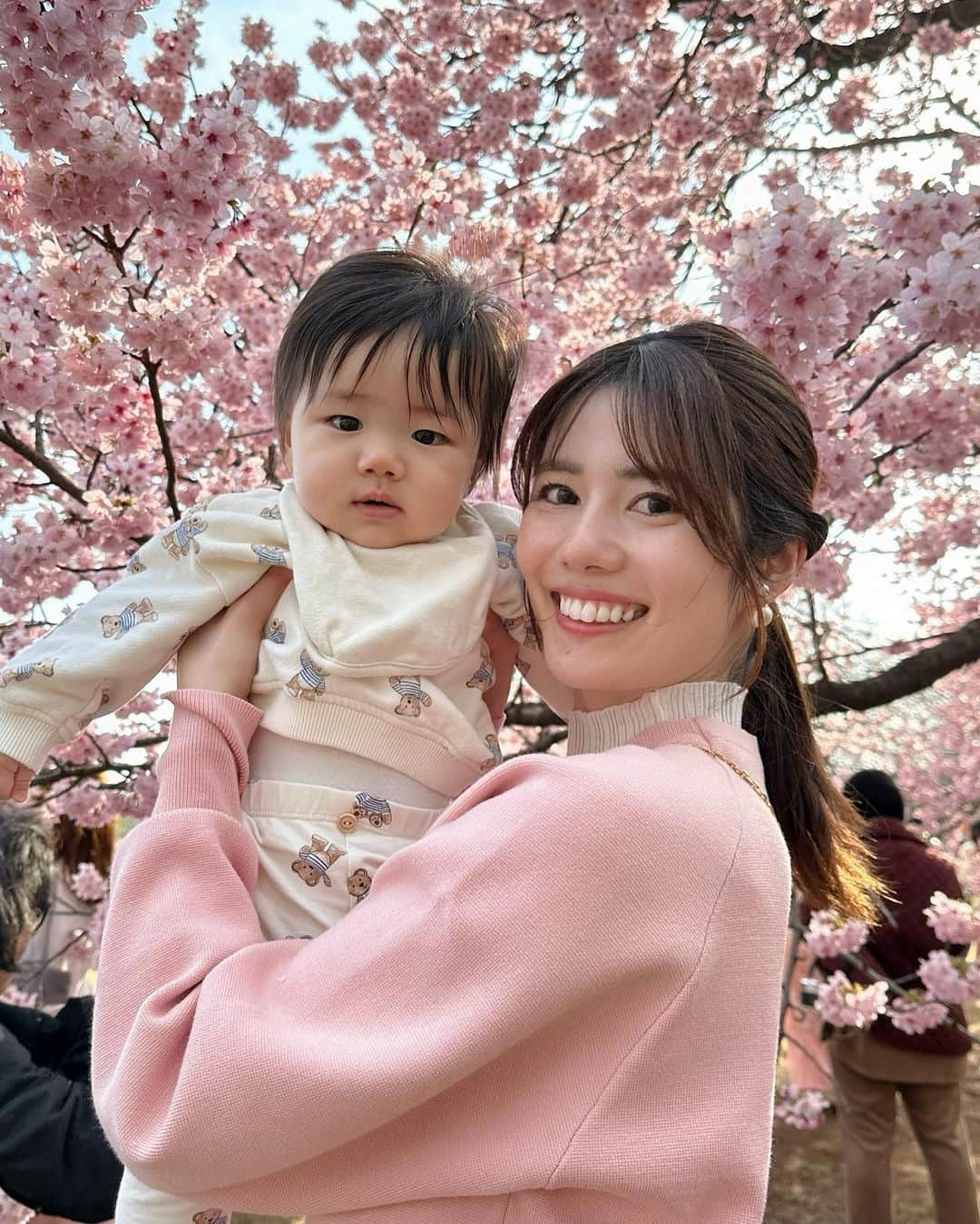 鈴木茉由のインスタグラム：「🌸🌸🌸  ピクニックしに新宿御苑へ👶🏻👶🏻 桜も見られたらいいな〜と思っていたら こんなに綺麗な満開の桜が🥺🌸  👶🏻も初めて見る桜に目がキラキラしてた✨ 母、幸せでした...🥹🫶🏻  #新宿御苑 #お花見 #お花見コーデ #ピンクコーデ #デニムコーデ」