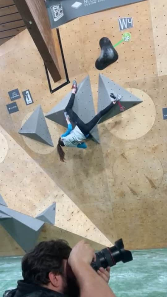 ローラ・ロゴラのインスタグラム：「How turning a boulder in a lead route🤣 I am quite happy with my climbing at @studio_bloc_darmstadt last week. There is still room for improvement before the start of the season, but the  now I can almost climb without pain and I am ready to work hard again! . . . #climbing_pictures_of_instagram #picoftheday #loveclimbing #climbforlife #escalade #escalada #grimper #klettern #montura #wildclimb  #italy #rome #bomber #instagood #instalike  #instagram  @montura_official @wildclimb @fiammeoromoena @dao_sport @visittrentino @team_edelrid @monkey.hands」