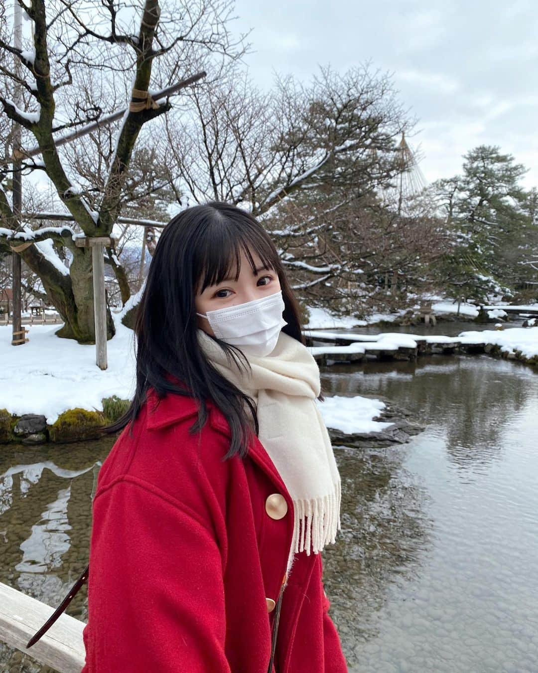 佐藤妃星のインスタグラム：「☃️☃️☃️  兼六園！前日めちゃくちゃ雪が降ったらしくて、まだ残ってました❄️  #石川県 #石川県観光 #金沢 #金沢旅行 #金沢観光 #兼六園 #女子旅 #akb48 #佐藤妃星 #00 #下口ひなな #01 #モンぬいのいる生活 #モンてん」