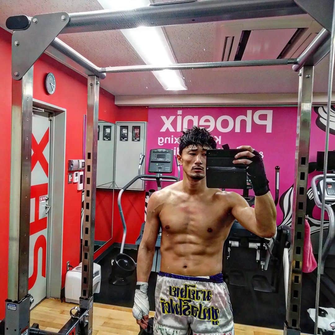 梅野源治さんのインスタグラム写真 - (梅野源治Instagram)「髪色が黒だからかなり分かりづらいけど………  黒のヘアバンドを買った!! 3つセットで1100円くらい　 安いだろ👍🫰🔥  これつけると汗が目に入らなくて最高👌」3月17日 20時58分 - genji_umeno