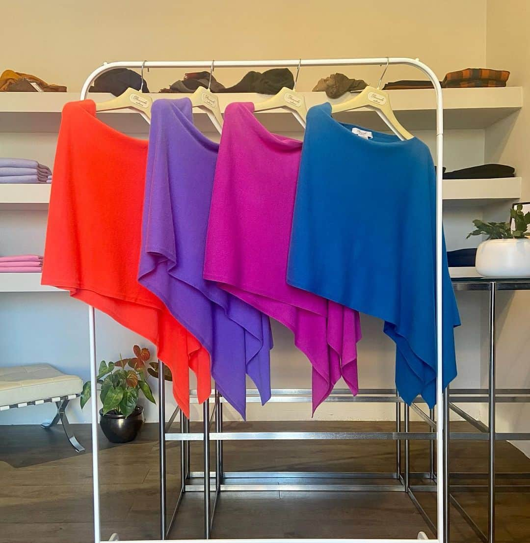 パロンキのインスタグラム：「She comes in colors everywhere … She’s like a rainbow… Coming colors in the air… Light cashmere colors now for her…   #cashmere #cashmeresweater#lightcashmere#colors #springfashion #springcollection #ootdfashion #outfitoftheday #cashmerelove   Leggerissimi poncho dì cashmere colorato!!」