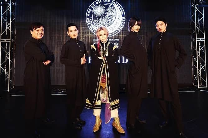 VALSHEのインスタグラム：「◢◣  VALSHE STORY LIVE 「SAGAS -I’m the one of all the triggers-」  あとがきというなぐりがき🌙  3月11日、一日限りの朗読LIVEの幕が降りてからもうすぐ一週間、早いです。改めてご来場下さった皆さま、ありがとうございました。  あ。配信をお待ち下さっている皆さまはどうぞご期待ください、既に両部映像の制作に入っておりますがとても良い仕上がりになりそうです。またその折にはこちらに戻ってきてください。  さて冒頭であとがき、としたものの作品の内容的に言い残したことはほぼありません。  「SAGAS」という作品への思い、意気込みなども敢えて改まって文字にする必要も今回は無いかと思っています。感じて取って頂けているものとして割愛しつつ。  VALSHEのこれまでの活動を通して頂けたご縁が大きな実りに結びついた作品でした。 いつ、どこで、どんな縁が未来に繋がっているのかは誰にも知り得ないことですが、今回特にその一つ一つの縁を感じながら、期待しながら進んだとてもポジティブな制作でした。  鈴木裕斗さん、平賀勇成さん、澤田拓郎さん、星祐樹さん キャストの皆さんは限られた時間の中、真摯に作品と向き合って下さいました。 最後まで悩み共に戦ってくれた時間そのものがVALSHEにとっては今回の大きな戦利品、財産です。  演出家の田邊俊喜さん 稽古場を５秒でも見ればVALSHEが大好きな理由がわかるのになあ、という、表現というものに取り憑かれてる方。言い方は多分合ってる。 「SAGAS」の世界、表現の完成はこの方無くしてなかったと思う。この距離感で向き合わなければ成し得ないことを絶えず追求して下さり、最初から最後まで「SAGAS」という作品に身を投げてくれました。  誰もがVALSHEの作品という枠組みを取り払って、「SAGAS」という物語を座組全員で作れる、自分自身も同じ目線で悩める環境を作ってくれる皆さんとのジェンガ、想像よりずっと高くまで積み上がりました。 それがたいへん絶景でした。  チームVALSHE、音響、映像、照明、衣装、メイク、その他たくさんの方の力をもって完成したステージで 皆さんをお迎えすることができたこと、それが何よりも幸せでした。  新しいことにチャレンジしたり、新しい血を取り入れたり、前進しようとする過程には、ほらみろやっぱ自分でやりゃ良かったなあって経験ももちろん起こるものですが 人一人でできることも物理的にはやっぱり限界がありますから もっとおもしろいものを作りたいし、見せたいと思うなら 失敗を恐れず期待することをやめずたまにほらみろと言いながらもやっぱり希望をもって  人とのご縁を大切にしながら、これからも自分のやりたいことに正直にチャレンジしていこう。 そんなことを総評として感じられた公演でした。  どシンプルに、楽しかった。 またアルドたちに会えますように。  ありがとうございましたの感謝のあとがきとします。」