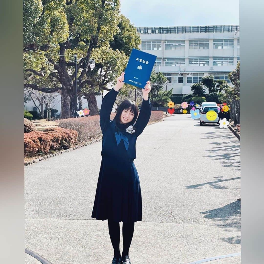 花田優里音さんのインスタグラム写真 - (花田優里音Instagram)「3月に入り 少し暖かくなってきましたね。 私は先日、無事高校を卒業しました！ 音楽科という独特な場所に入学したので それまで自由にピアノを弾いていた私は かなり身構えていましたが、 推しの話をしたり恋バナをしたり 悩みを話したり学校帰りに遊んだり、 それぞれの専門知識を教え合ったり、 楽しい高校生活でした。 授業や試験、演奏会で音楽漬けの毎日で 休日もコンクールでクラスメイトと会う というのは、やはり独特でした。 コロナ禍でやりたい事が思うようにいかなくなって 悩んだり不貞腐れていっても、 クラスメイト達が夢に突き進んで頑張っている姿を見ると 私も頑張らないと！と思えました。 すごく助けられていたんだなと思います。 これから音楽家になっていくみんなをずっと応援していきたいし、 将来コンサート開いたらでっかい花束を持ってお祝いに行く！ と心に誓いながら、卒業式を過ごしました。 そして今、新生活の引っ越しの為に 片付けをしているのですが なんでかずっと片付きません。 思い切って大断捨離してるのに なんで散らかっていくのかわかりません。 やばいなー困ったなー なんで私はこんな事もできないのかなー と思いながら、 のだめカンタービレ全巻を持って行こうと ダンボールを前に久々に読みはじめてしまい 止まりません。 . #卒業式 #高校生 #音楽科 #JK終了 #感謝  #本当にあっという間の高校生活だったな  #卒業アルバムの写真はなんであんな顔なんかなぁ  #新生活の始まり ＃引越し #始まりの準備に大きな試練  #新しく楽しみにしてもらえるようなお知らせができるよう  #ガンガン頑張っていきます  #これからも見守ってくださいね  #元気に過ごしてね」3月17日 20時59分 - yurine_hanada