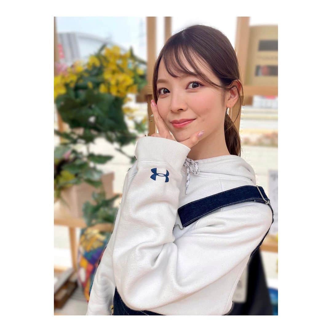 のインスタグラム：「🤔 今が旬の"あるもの"を 探してきました👟  何だと思いますか〜？😙  わたし的に 「えっ？もう？こんなに早いの？」とビックリ…！😳  明日のサタファン "ヘイ！お待ち🤚🏻"で紹介します🌱  #ヒント#春がきた 珍しく#オーバーオールコーデ#ヘイお待ち#サタデーファンキーズ#サタファン#いわて#めんこいテレビ#三宅絹紗」