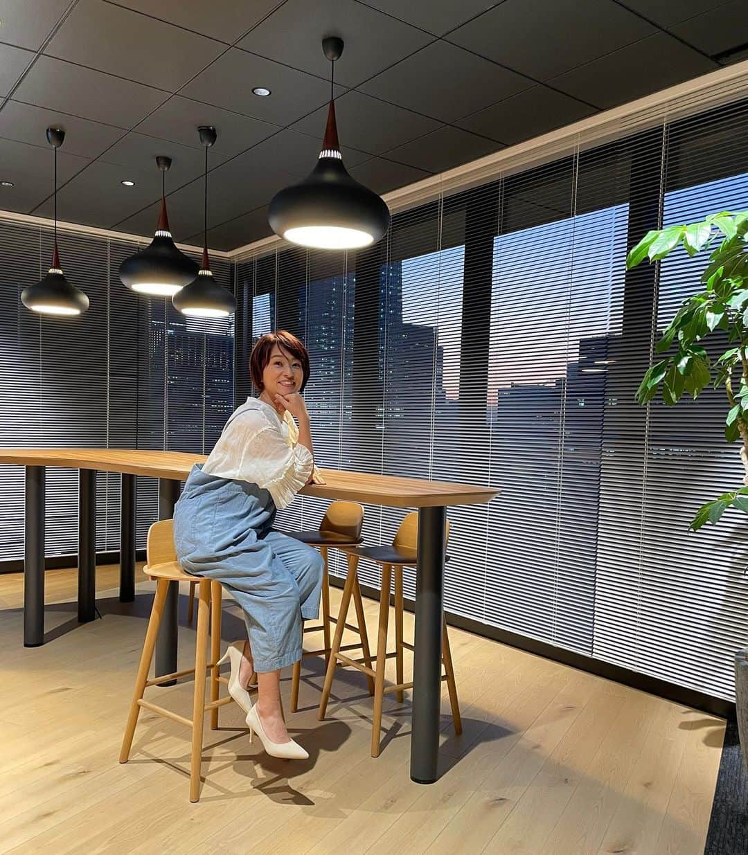 住吉美紀のインスタグラム：「#消防庁 の動画サイトでアップされた『消防団DAYS』という動画シリーズで、ちょっと姿も映る”天の声”役とナレーションを担当しました。  よく知らなかった消防団のことを 経験談通して知ることができて、 自分の地域や勤務地でも参加できることも知って、 俄然、興味が。  ＊わたしにとって馴染みの地域、銀座を見守る 　京橋第三分団 ＊女性が有機的なコミュニティづくりに参加できる 　南魚沼市の女性消防隊 ＊大学生も防災について学び、訓練も積んでいる 　名古屋市の大学生消防団  それぞれについての紹介動画があります。 YouTubeの #消防庁動画チャンネル  https://www.youtube.com/@user-oo5mb4iz7t/videos でご覧いただけます。  (写真は収録をした素敵なオフィス空間で) #nestrobe ブラウス・サロペット」