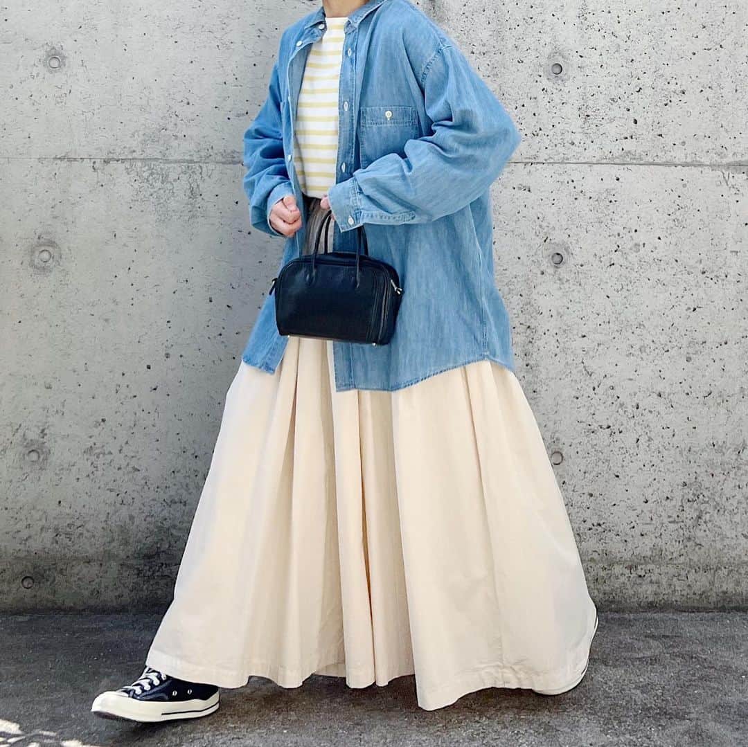 ryokoのインスタグラム：「▪︎  春色🐣 良い週末を...  .  shirt #harvesty tee #tsuzuli  bottoms #harvesty bag #artsandscience  shoes #converse」