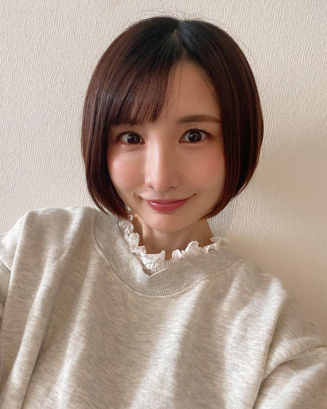 尾崎ナナのインスタグラム：「髪切ったよ💇‍♀️ またボブにしようかなー？とか思いながらやっぱりショートボブ☺️✨ わたし髪の量が多いのだけど、癖毛だから軽くしすぎると癖出るし、、という面倒くさい髪😂💦 重すぎず軽すぎずバランスよくカットしてくれてスタイリング凄くしやすくなった🥰 @freera_takayasu ありがとうございます😆 #freera #ショートボブ #ショートボブヘア」