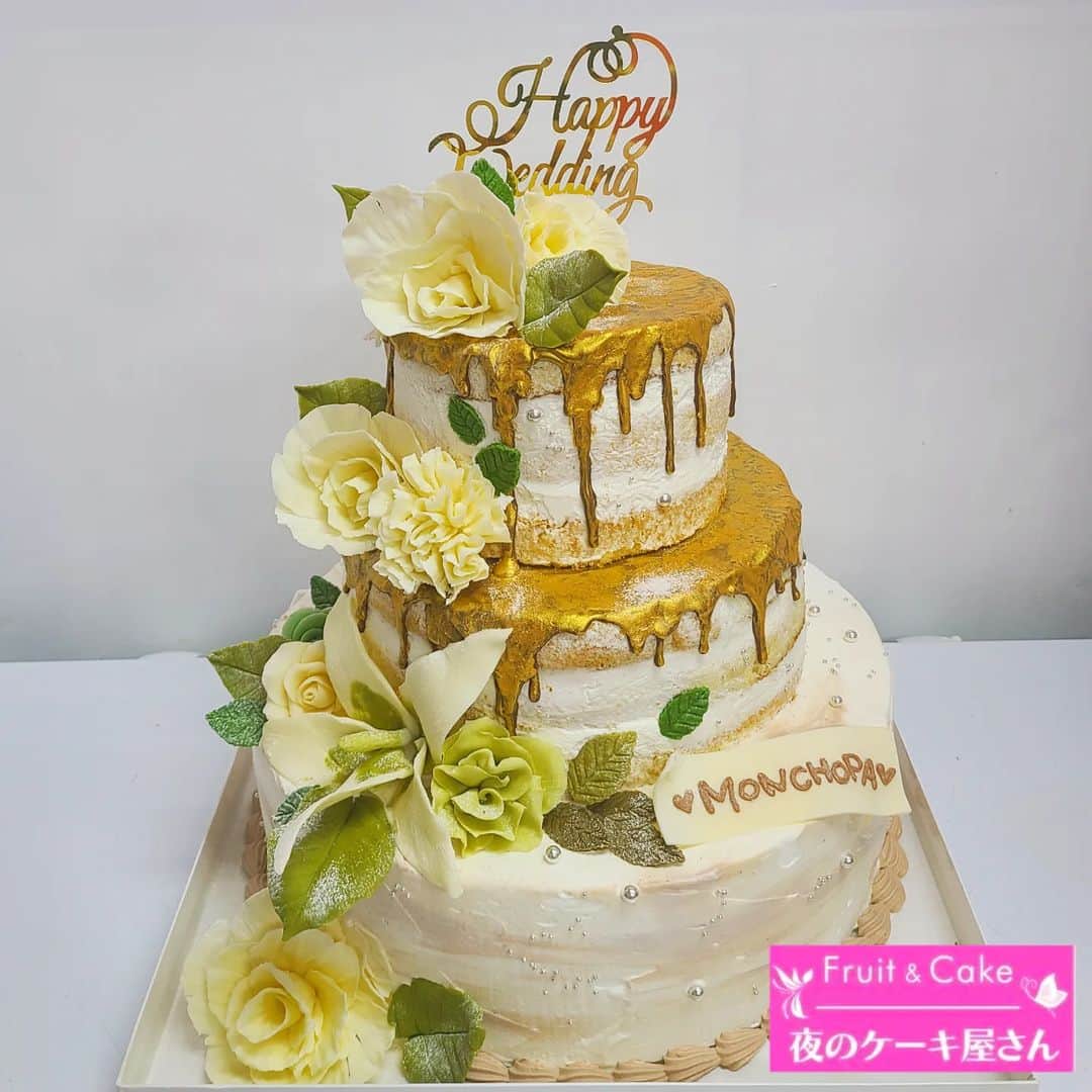夜のケーキ屋さん♥Juli　(エディブルフラワー協会) のインスタグラム：「みちょぱさんと大倉士門さんのご結婚のお祝いケーキ💒  海外っぽいデザインの３段ケーキが、みちょぱさんにぴったり💗💗  何度かお誕生日ケーキを作らせていただいていますが、 結婚のお祝いケーキは、やっぱり特別です💓💒💓  popteenメンバーたちでのお祝い✨  #みちょぱ さんおめでとうございます💒#popteen #ウェディングケーキ#夜のケーキ屋さん#オーダーケーキ#ネイキッドケーキ」