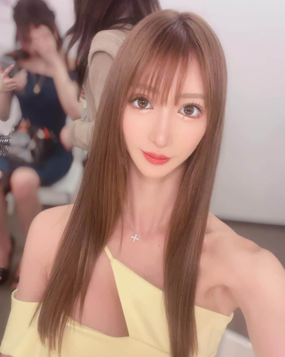 のインスタグラム：「今日美容院行って カラーとトリートメントしてもらった🧡🌿  とぅるんとぅるん🐥ྀི🤍🫧  これセット前なんだけど、 めちゃくちゃ直毛です🦩  #longhair  #straighthair  #hairstyle  #ストレートヘア #ロングヘア」