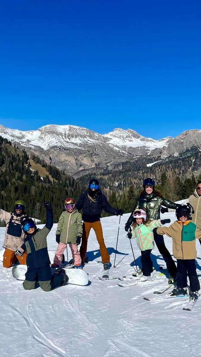 サネリー・ジェームズのインスタグラム：「We had a wonderful time in the mountains with the fams! ♥️… Great prep for @tomorrowlandwinter ;)」
