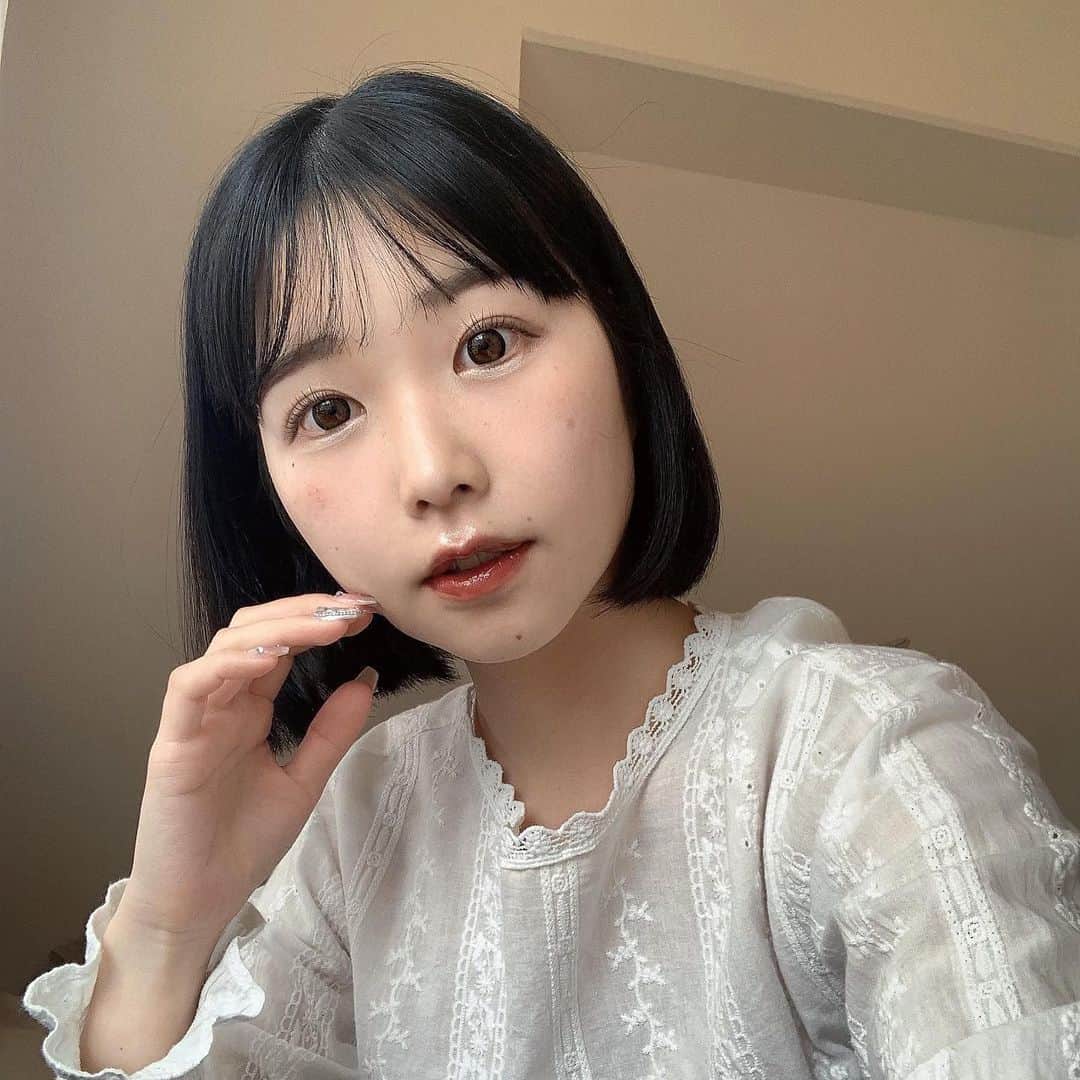 涼川菜月さんのインスタグラム写真 - (涼川菜月Instagram)「🍒 ⁡ ⁡ ⁡ ⁡ @loft_official @loft_cosme ⁡ のCosme Festival 10th anniversary (2023SS-1st-) ⁡ ⁡ で気になったコスメを使って メイクしたよ〜♡ ⁡ 最近のコスメ全然試してなくて 冒険できてなかったけど 可愛いコスメにたくさん出会えた( т৹т ) ⁡ ⁡ @hince_official  ☑︎セカンドスキングロウクッション 21アイボリー(ミニサイズ) ⁡ 塗った瞬間ファンデこれに変えようと 決めたくらい良かった 少しピンクみがあるアイボリーだけど 肌馴染みが良くて不自然な感じ一切ない 薄付きでもちゃんとカバー力はあって 元から肌が綺麗に見せてくれる.ᐟ.ᐟ でかいの買います🫵🏻 ⁡ ⁡ @romandyou ☑︎バックミーノーセバムパウダー ⁡ このタイプのお粉を使うの 中学生ぶりなんだけど まじ透明感出るやばい 粉が白いから真っ白になると思いきや 透明になった(笑)消えた ブランドは違うけど↑との相性抜群 これもでかいの買います🫵🏻 ⁡ ⁡ @blendberry_beauty ☑︎プリズムシャイングリッター/006 ⁡ リキッドタイプのアイシャドウ めっちゃ好きなんだけど こんな可愛いピンク似合うかなって 不安だったけど実際グリッター感強めで すごく瞼に馴染んだ( т৹т ) 私みたいに顔が激薄の人は 薄めに塗っても可愛いよ.ᐟ.ᐟ ⁡ ⁡ @daisydoll.jp ☑︎グリッターアイカラー/PK-01 ⁡ ホワイトとピンクが混ざったみたいな色に シルバーやピンクの様々な大きさの ラメが入ったアイカラー💭 涙袋に広めに塗ったら可愛すぎた… 夕方でも全然よれてなくて 可愛い系の洋服着た時とかめっちゃいいな って思った( т৹т )♡ ⁡ ⁡ @milktoch_official ☑︎ALL-DAY FIXING MASCARA BASE ⁡ 普段マスカラを愛用してるんだけど ベースも使ってみたら まつげが濃く長くなってアイドルまつげに なりました( т৹т ) ベースの時点で束を作れば もっとアイドルまつげになると思う.ᐟ.ᐟ まつぱしてるから下がってきたりはしないけど キープ力はどうなんだろう？ 使ってる人いたら教えて〜♡ ⁡ ⁡ @merzy_official ☑︎ザ ウォータリーデューティント WD12/ビナインヌード ⁡ ⁡ 春の新色〜( т৹т )かわいい〜… ベージュぽい感じなんだけど 本当にちゅるんちゅるん… 一度ティッシュオフして重ねると 落ちにくくてちゅるんが持続する.ᐟ.ᐟ ほんまかわいい… LOFTで先行販売してるのよ🫵🏻 ⁡ ⁡ 何度も申し上げますが 今全国のLOFTとオンラインショップで コスメフェス開催されてるから ぜひ行ってみて〜( т৹т ) 絶対一つは買っちゃうから🫵🏻 ⁡ ⁡ ⁡ #ロフト展示会 #ロフトのコスフェス #PR ##ザウォータリーデューティント #MERZYリップ #ちゅるんリップ #ウォーターティント#リップティント #リップ #リップメイク #韓国コスメ #春メイク#韓国リップ#ティント#韓国ティント#ロフト購入品 #ロフトコスメ#クッションファンデ#フェイスパウダー#グリッター#グリッターアイシャドウ#マスカラ下地#selfe#japanesegirl#自撮り#黒髪ボブ#黒髪メイク#アラサーメイク」3月17日 21時14分 - nachia_p