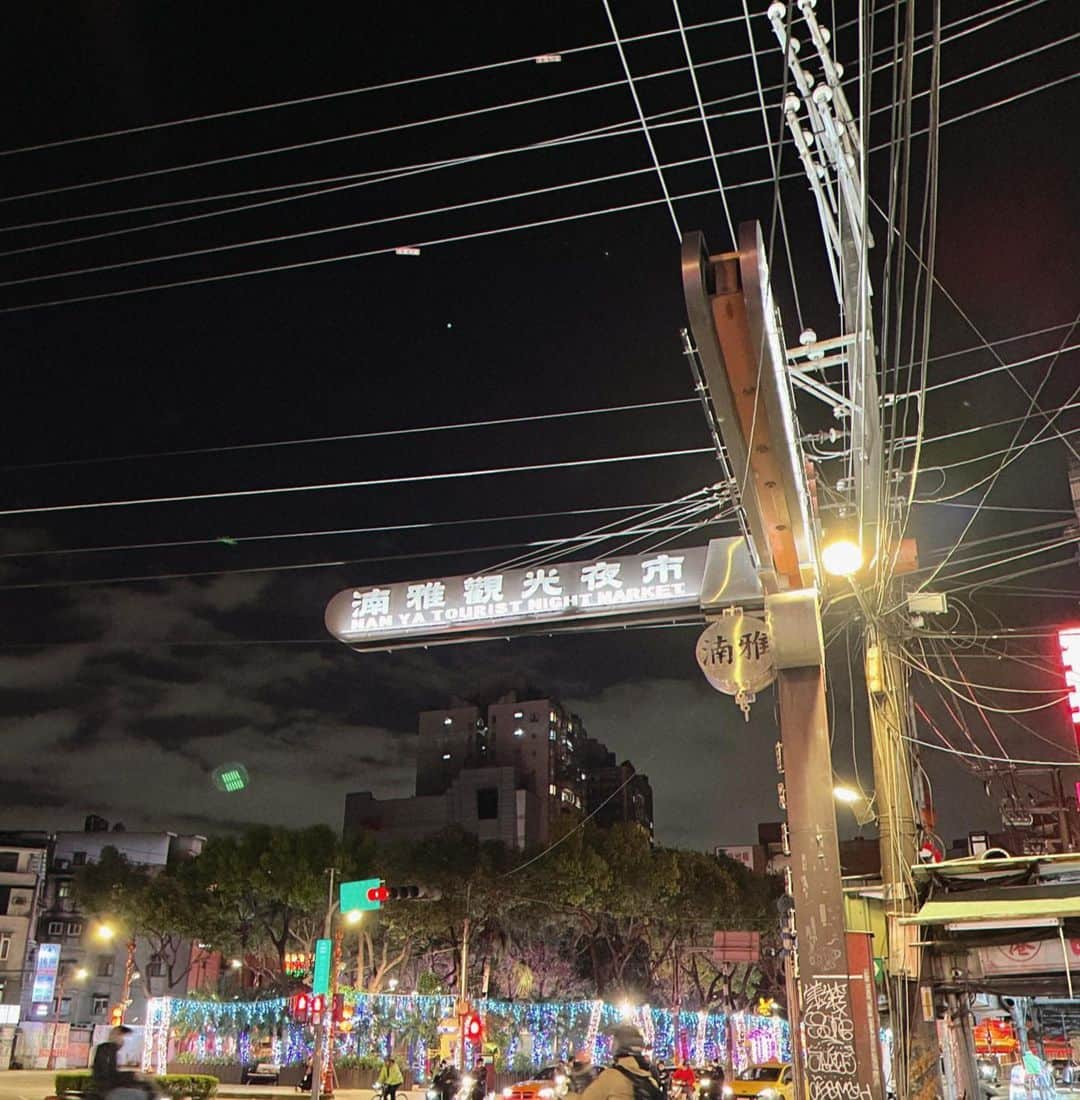 千佐真里奈のインスタグラム：「ホテル周辺にあった #湳雅觀光夜市  結構ローカルな夜市らしい! 屋台がずらっと並んでいて お祭り気分味わえました〜〜 至る所にあったクレーンゲーム🕹  さつまいもを揚げたスイーツ #地瓜球 がやたら美味しかった! 中が空洞になってて、もっちもち。 名前が読めないから「イモボール」と よんでました😋  #CHISA #台湾 #台北 #taiwan #taipei #台北観光 #夜市 #ローカル夜市 #板橋夜市 #屋台グルメ #台湾グルメ #台湾スイーツ #サツマイモスイーツ #思い出」