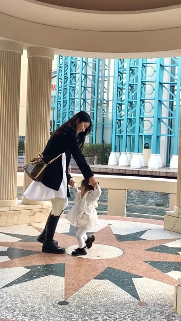 恵里花のインスタグラム：「ワンピースを着た時や何か嬉しい時は 手を差し伸べてきてダンスしよってなる😂🩰 娘の瞳にはこんな感じで映っているといいなあ🥹💖  #2歳女の子 #おてんば娘  #ママと娘」