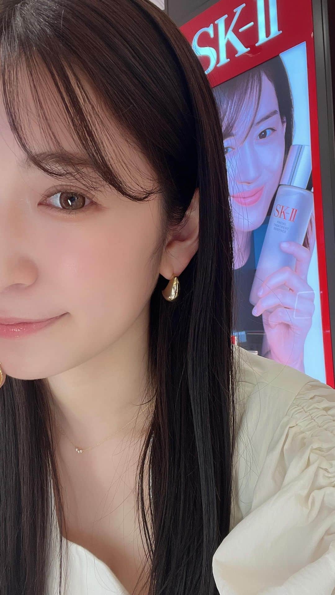吉田朱里のインスタグラム：「梅田阪急のSK-IIで肌測定してきたよ❤️私の肌年齢はいくつだったでしょー？？　 めっちゃくちゃお得なキットもあるので是非ご覧下さい🌸🌸 #肌調和 #肌測定 #SKⅡ #SKII_PR #ピテラ #スキンケア #ピテラエッセンス @skii」