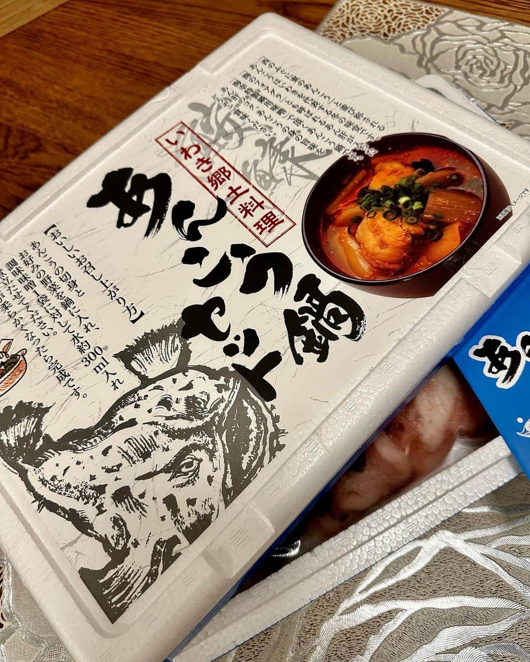 竹内渉さんのインスタグラム写真 - (竹内渉Instagram)「去年福島県いわき市で観光モニターツアーの撮影をしに行った時に、温泉神社で書いたこの絵馬。 実は「また福島に来てあんこう鍋が食べたい」と書いていたのですが、それを覚えていてくれた現地スタッフさんが、なんといわきのあんこう鍋セットを送ってくださった😭 食べてびっくり、、本当に美味しい！！お家であんこう鍋って初めて食べたのですが、あん肝入りの特製お味噌でいただくぷりぷりの身と、スープがよくしみたお野菜が最高すぎて..4.5人前用なのですが、あっという間になくなりました！ 本当に美味しかったので、早速実家の両親にも送り、我が家用にもまた頼もうと思っています。 いわきを巡った楽しいロケと優しい現地スタッフさんを思い出しながら、とても温かいお夕飯タイムになりました！ 是非皆様も食べてみてください！そして詳しい方はオススメも教えてください☺️  #未完のいわき #いわき観光まちづくりビューロー  #いわき郷土料理  #あんこう鍋」3月17日 21時20分 - ayumu_takeuchi