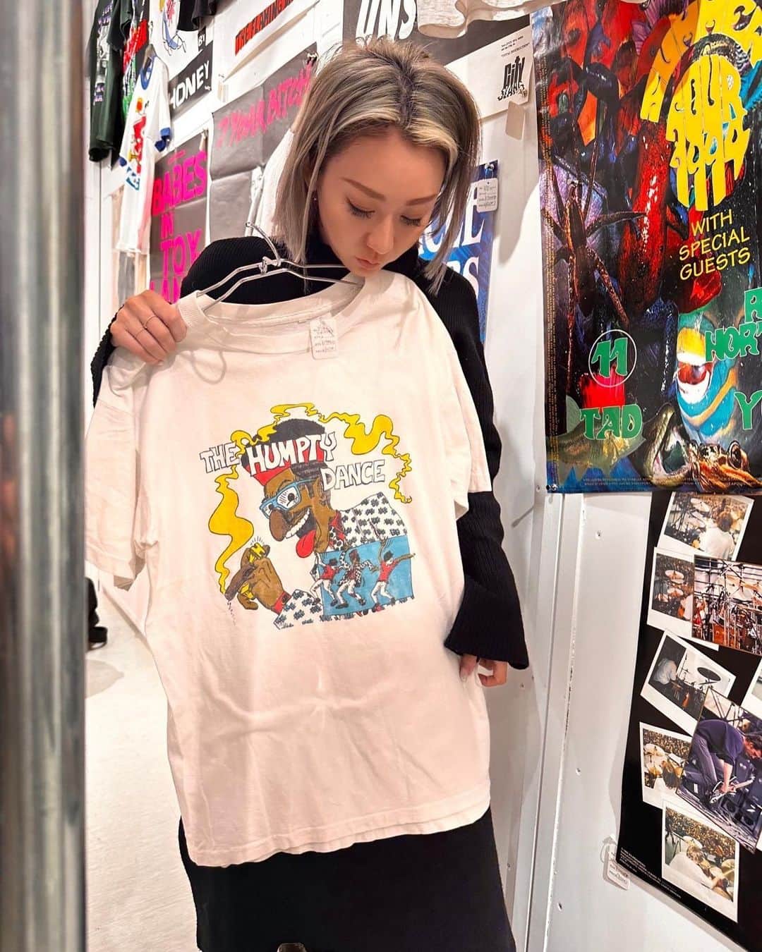 倖田來未のインスタグラム：「. 少し前からお邪魔させていただいている古着屋さんが、渋谷パルコでPOP UP出店されていたのでディグリに行ってきました！！👚 ⁡ レジ横のテーブルに、とんでもないヴィンテージレアTがたくさん！笑 気付いたらそこにずっと座って、そのTシャツの歴史を聞くという笑笑 ⁡ 音楽にも歴史はたくさんありますが、その時に行われたツアーTシャツに人間模様が歴史が刻まれていくのです！ ⁡ ちなみに、私が持っているデジタル・アンダーグラウンドのTシャツは、なんとこの頃2Pacがデビュー前に、バックダンサー兼サイドMCとして参加してたんですよ！！ ⁡ この下にいる3人の中の1人がまさか、2Pacになるなんて思ってなかったんだろうなー。、、人に歴史ありです。 ⁡ こんな感じでヴィンテージTシャツにハマる倖田です。 ⁡ #ヴィンテージ #fashion #kodakumi #倖田來未」