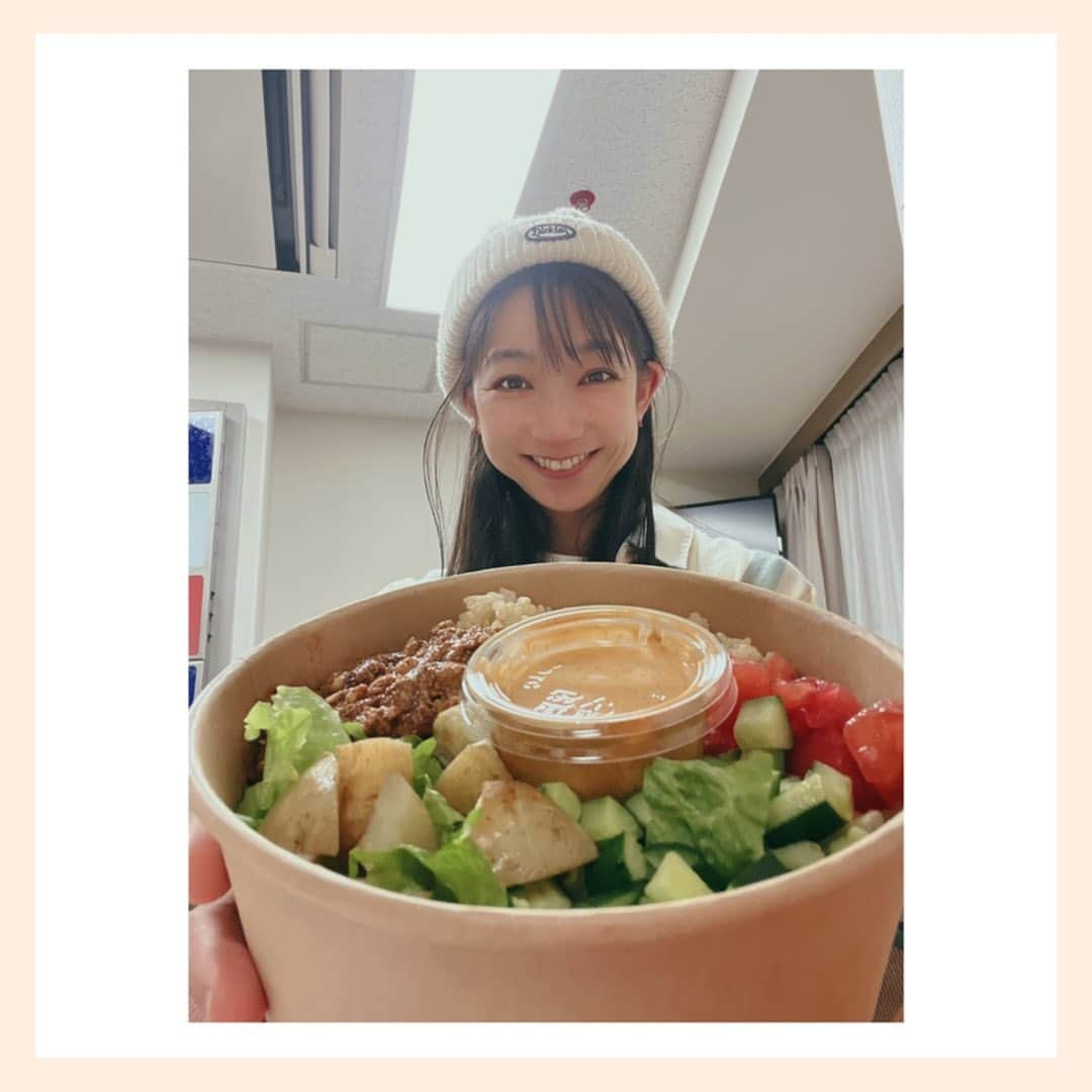 谷口あかりのインスタグラム：「🄶🄾🅄🅁🄼🄴🅃 ⁡ ⁡ ⁡ 楽屋メシ🍽🥒🍅 ⁡ ⁡ 野菜食べたーーい❣️ モリモリ食べたーーーい❣️❣️ ⁡ ⁡ ご近所に WithGreen🥗 あるじゃん🤍 ⁡ ⁡ ってなって 有楽町イトシアのお店へ🏃‍♀️✨ ⁡ ⁡ ちょうどイトシアが 今日から🌸春のグルメフェア🌸だったので ⁡ ⁡ WithGreeの期間限定 🥗特製チリコンカンと新じゃがの 　　　　　　　　タコライスサラダ🥗 ⁡ ⁡ いただきました✨ ⁡ ⁡ シャキシャキ食感の野菜たっぷり サラダでお腹いっぱいって幸せ🧡 またいこー♪ ⁡ ⁡ さ。 明日も本番頑張ろ🤍  𝖲𝗆𝗂𝗅𝖾 𝗐𝗂𝗍𝗁 𝖬𝖾 ⁡ *☼*―――――*☼*―――――*☼*―――――*☼* ⁡ PR @withgreen_official #WithGreen #サラダボウル専門店 #有楽町ランチ #有楽町イトシア #有楽町 #日生劇場　#太平洋序曲　#楽屋メシ　#テイクアウトグルメ #日比谷グルメ　#有楽町グルメ  ⁡ #𝚓𝚊𝚙𝚊𝚗 #𝚝𝚘𝚔𝚢𝚘 #𝚜𝚖𝚒𝚕𝚎 #女優 #劇団四季 #ミュージカル  #被写体  #𝚙𝚘𝚛𝚝𝚛𝚊𝚒𝚝  #音楽  #筋トレ」