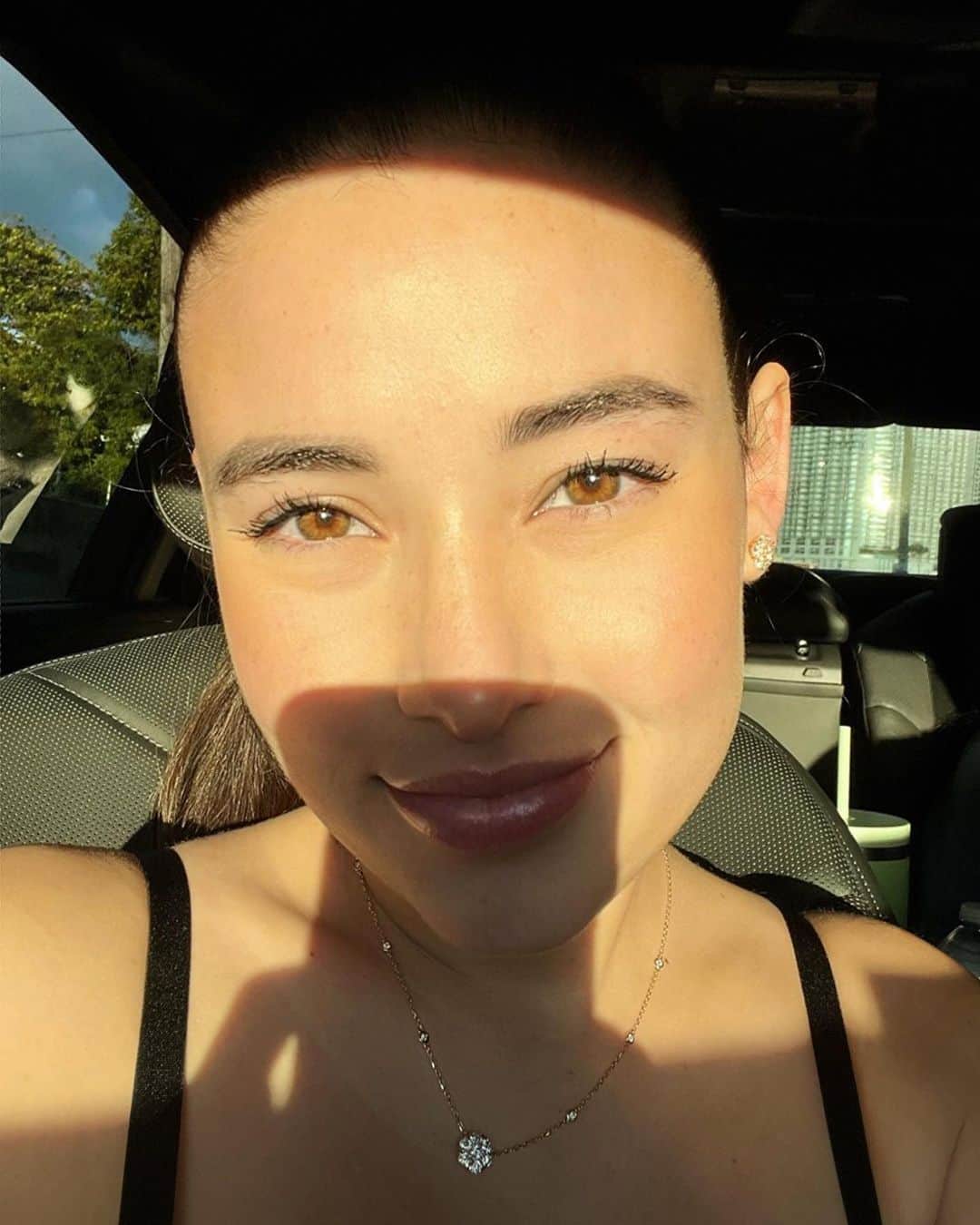 アンジー・ヴァローナのインスタグラム：「Eyes are the windows to the soul 🫶🏻 I fit into my size 1 jeans 🥲 first time since pregnancy #browneyes #ambereyes #honey」