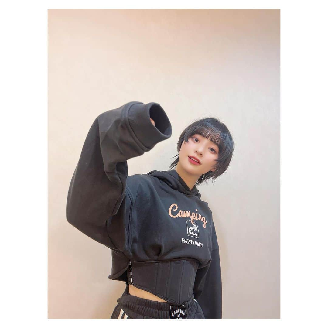 冨田菜々風さんのインスタグラム写真 - (冨田菜々風Instagram)「.  一目惚れは、もう買うしかないのです…！  セットアップになってて、トップスはショート丈でキュってなってるのが👍 ズボンはウエストのサイドにオシャ紐ついてる！(中に入っちゃってて見えないけど〜！笑)  これからいっぱい着るの〜！楽しみ！」3月17日 21時31分 - tomita_nanaka