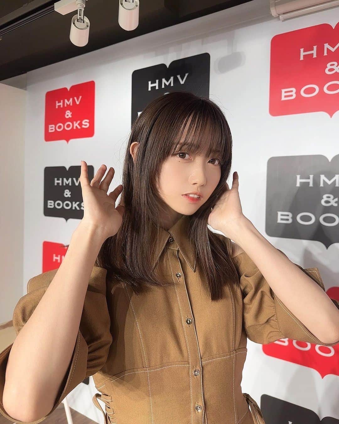 来栖りんのインスタグラム：「本日、HMV＆BOOKS SHIBUYAさんでのリリースイベントありがとうございました！ 平日なのにたくさんの方が会いに来てくださって嬉しかったです🪸  お衣装: @dazzlin_official」
