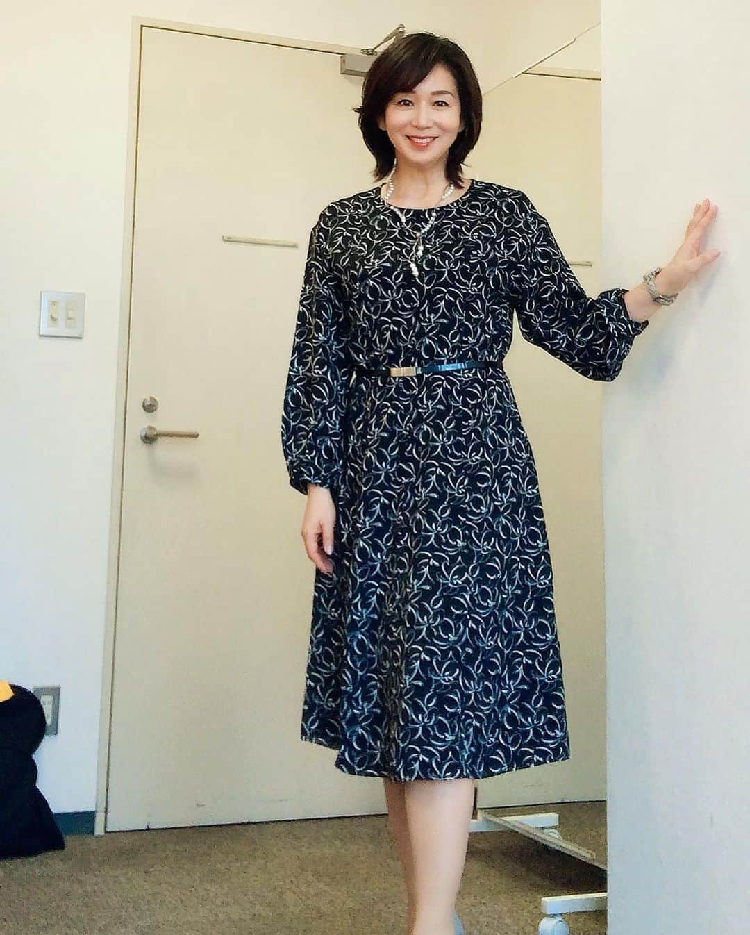 のインスタグラム：「先週のアップ♪の衣装はネイビーの柄のワンピースでした😊 ほかほかのコンパルの海老サンドはいつに増して美味しかったです💕 翌日は神戸のポートアイランドで春の風を感じました〜🌸 #メーテレアップ#神戸#ポートアイランド#伊藤聡子」