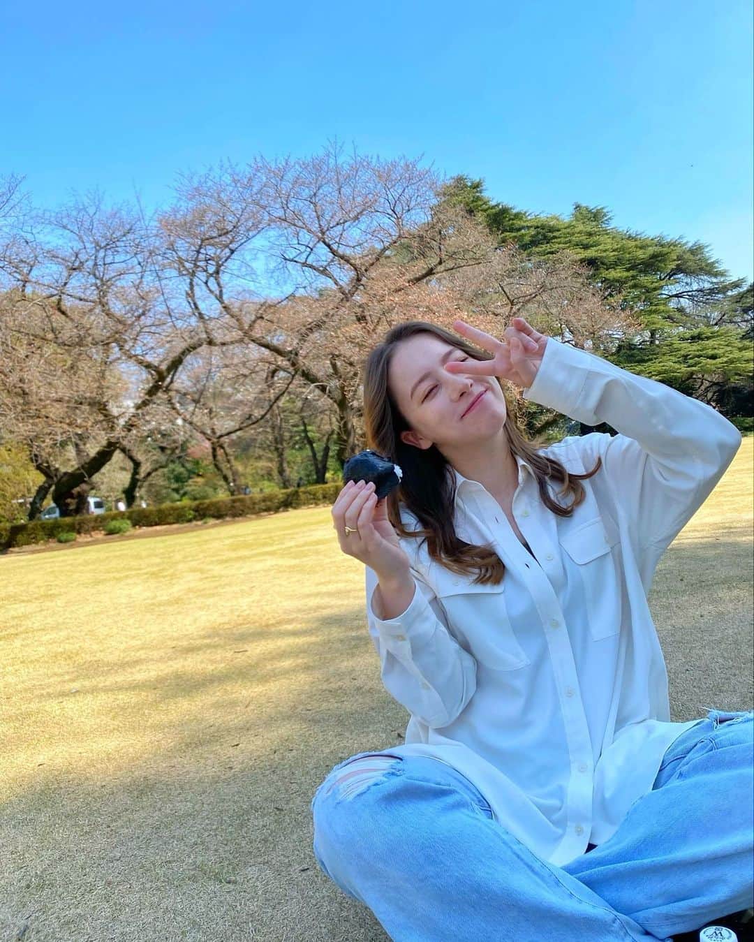 ドーキンズ英里奈のインスタグラム：「外が気持ちいい気温🥰 おにぎり買ってピクニック！  ソメイヨシノは蕾がぷっくり膨らんで 咲く準備万端でした🌸  今年はお花見会もできそうで ワクワクしますね🥰  #ピクニック #新宿御苑 #ぼんたぼんた #ぼんたぼんた新宿西口 #おにぎり #おにぎり専門店 #具沢山おにぎり #onigiri #Supported #shinjuku #shinjukugyoennationalgarden」