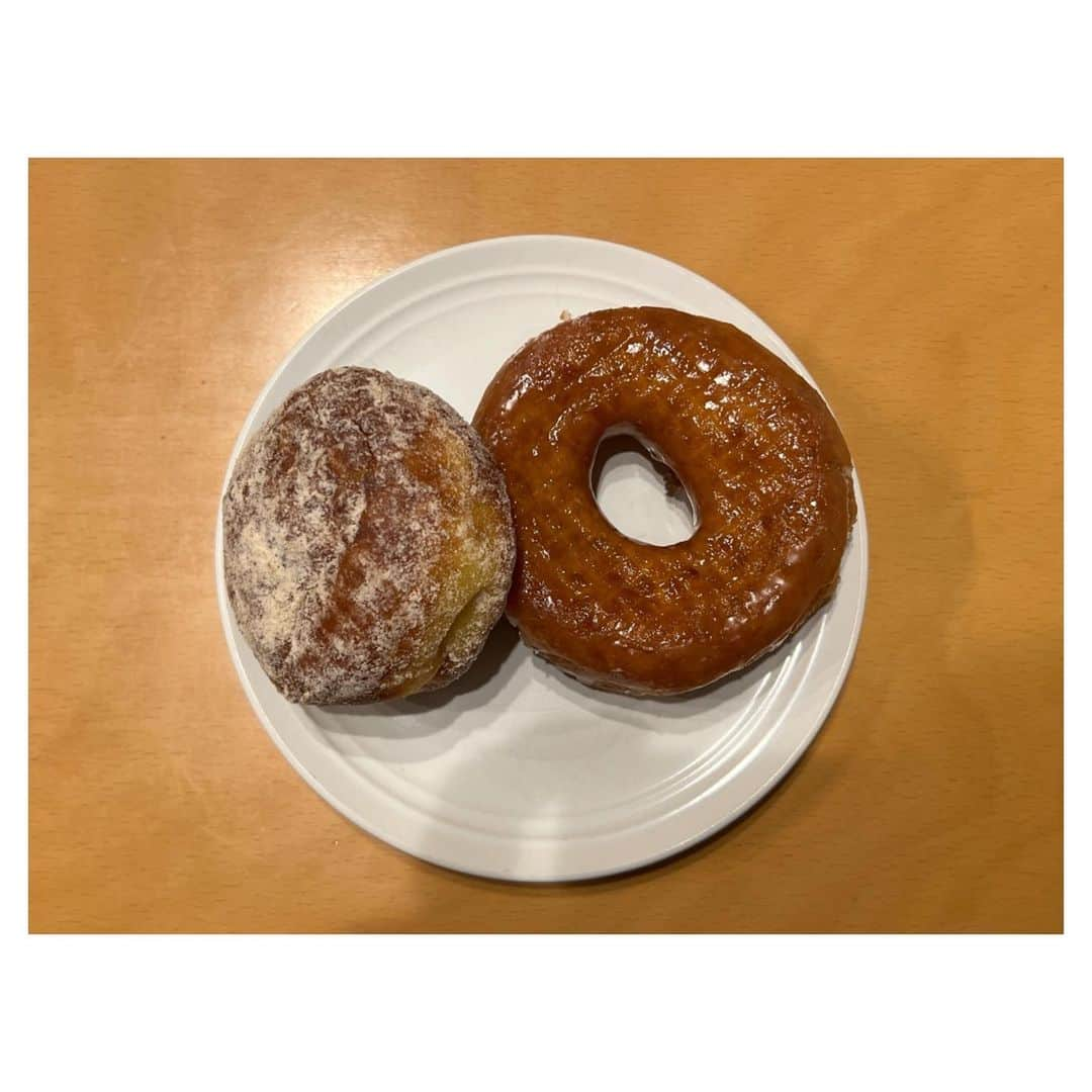 一木千洋さんのインスタグラム写真 - (一木千洋Instagram)「🍩  差し入れにもおすすめ！と話に聞いていた「I'ｍ donut ? 」  仕事で近くまで来たのでついに買っちゃいました！ いつも行列らしいのですが、雨も降ってたし時間も夕方頃だったのであまり並ばなくてラッキー！  フワフワでとても美味しかったです！！これはたしかにもらったら嬉しいと思いました☺️私のドーナツの概念にはない美味しさでびっくりでした！」3月17日 12時41分 - ikkichihiro