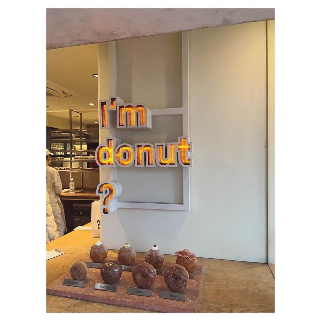 一木千洋のインスタグラム：「🍩  差し入れにもおすすめ！と話に聞いていた「I'ｍ donut ? 」  仕事で近くまで来たのでついに買っちゃいました！ いつも行列らしいのですが、雨も降ってたし時間も夕方頃だったのであまり並ばなくてラッキー！  フワフワでとても美味しかったです！！これはたしかにもらったら嬉しいと思いました☺️私のドーナツの概念にはない美味しさでびっくりでした！」