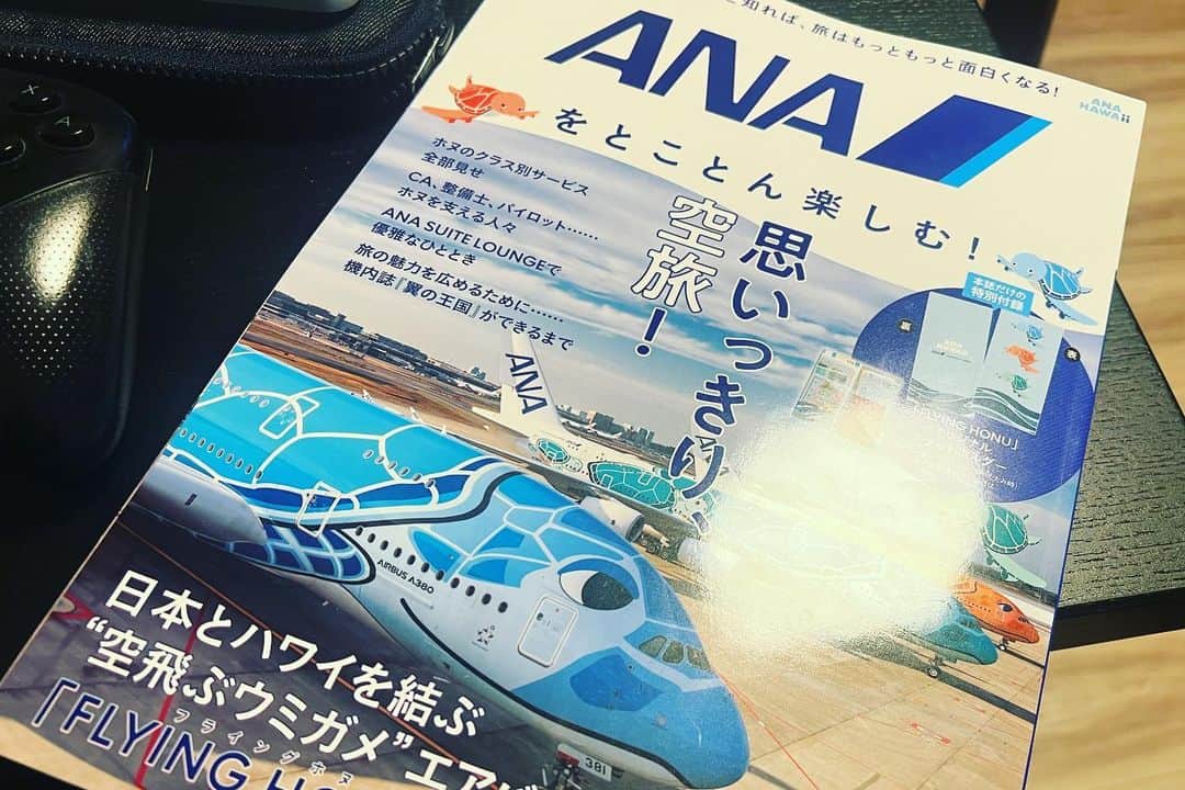 なっちゃんさんのインスタグラム写真 - (なっちゃんInstagram)「I'm in love with ANA ANA70周年を記念したファンブックにちゃっかり載っています。そんなことよりホヌが可愛いので航空ファンの方はぜひみてくだ！  #ana #全日空 #ana70周年 #ana70thanniversary #成田空港 #飛行機 #フライングホヌ #航空ファン #飛行機好きな人と繋がりたい #飛行機女子 #sfc修行 #superflyers #スーパーフライヤーズ #naritaairport #narita #airport @ana.japan @narita.airport_official」3月17日 12時43分 - bored_motor