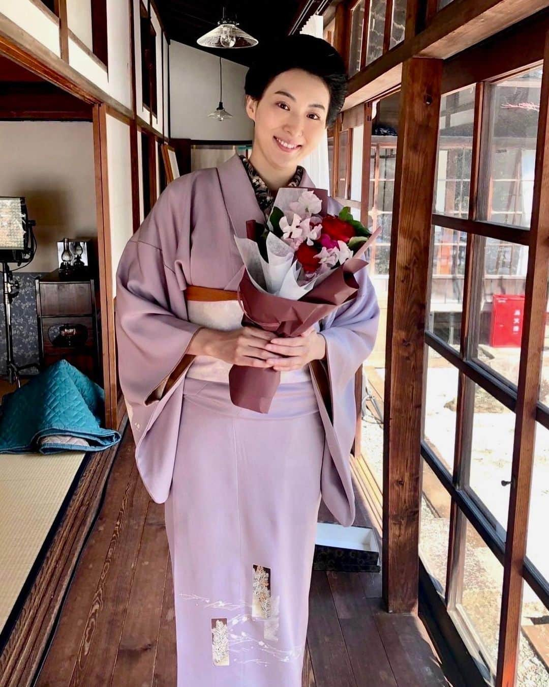 珠城りょうのインスタグラム：「こんにちは！  本日、 映画『わたしの幸せな結婚』が公開します！  久堂家が贔屓にしている呉服店「すずしま屋」の店主・桂子を珠城りょうが演じます。 珠城にとってこの作品が初の映画出演となります。  是非、映画館まで足をお運び下さい🙇‍♂️  以上、 マネージャーでした💪  #わたしの幸せな結婚 #映画わた婚  #珠城りょう #ryotamaki  #俳優 #actor  #ファンクラブ#Sereno #fighting#enjoy #ケイパーク#MG」