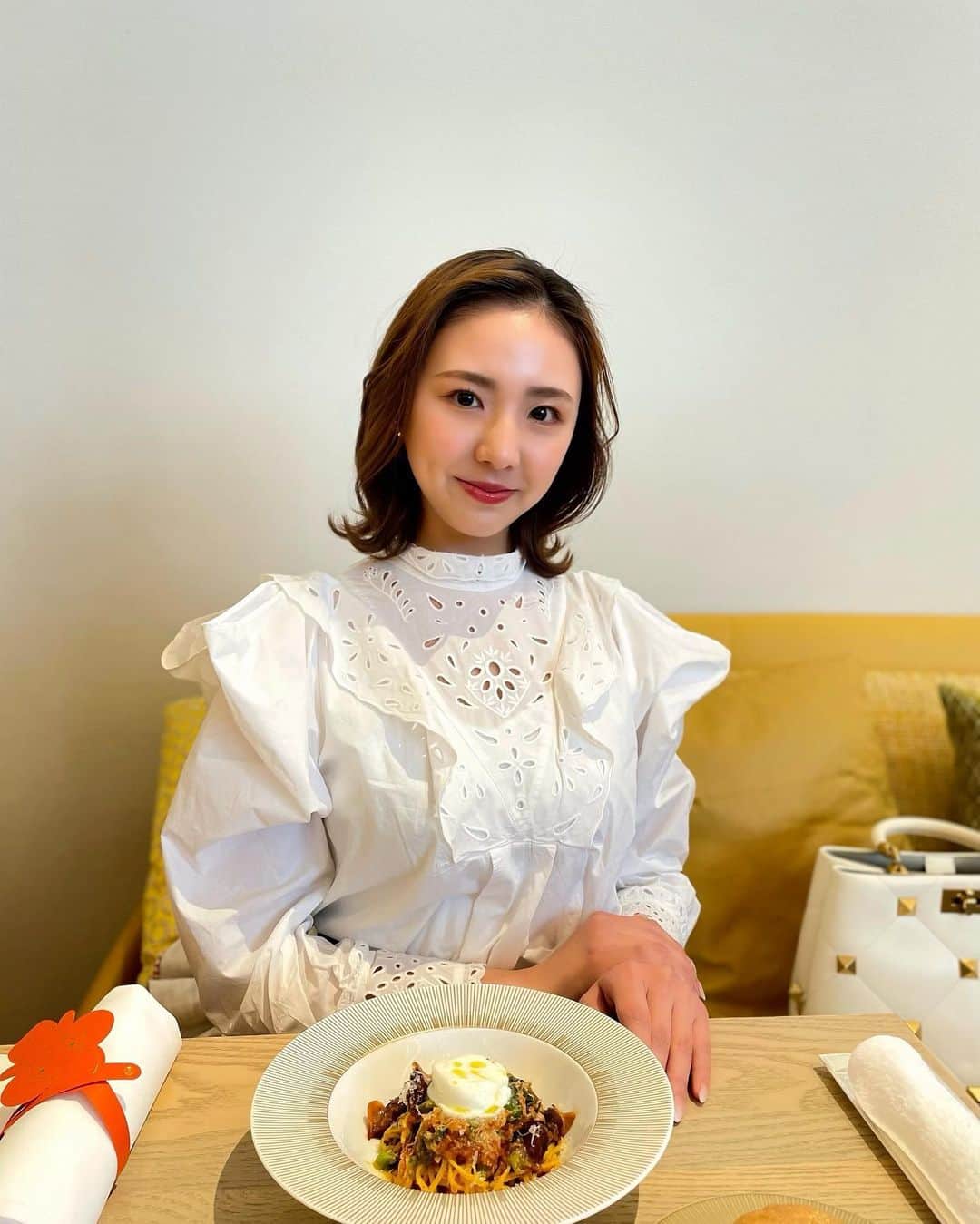 摩耶裕のインスタグラム：「. . 綺麗めコーデ💖 久しぶりに綺麗めワンピにヒール履いた気がする😳 やっぱりしゃんとするし、私らしい感じはする😚 ただ久々のヒールで電車乗ると揺れた時に耐えられなくて 体幹弱々なのに気付く🥲笑  #綺麗めコーデ  #髪の毛伸びたなぁ  #首の襟折れてる #筋力の衰え  #タグ付けする事でもない」
