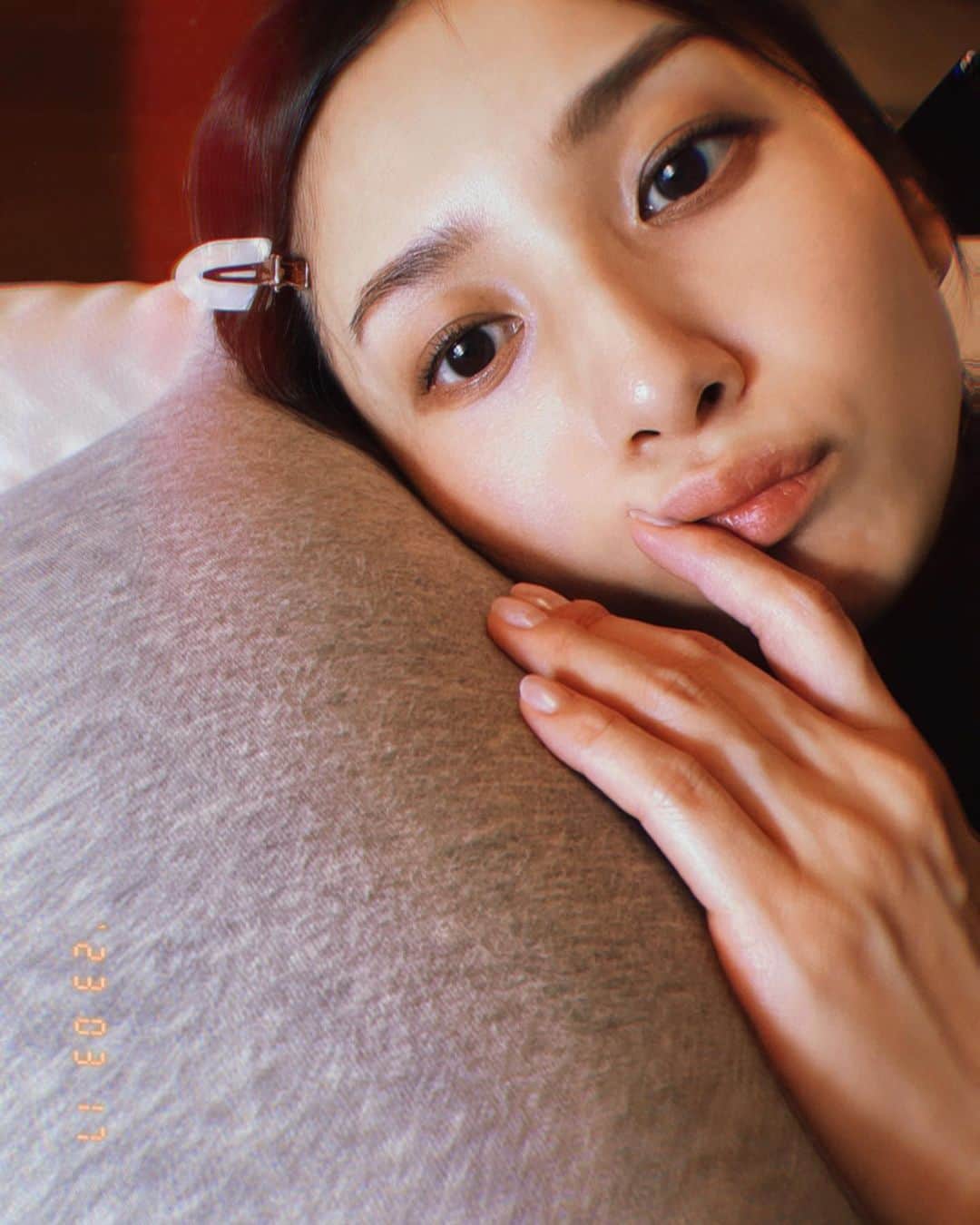 高橋美咲のインスタグラム：「. のんびりと本屋さんにでも行きたいんだけど 前髪が上手くセットできずにやる気スイッチ見失った。  雨降る前に行ってきちゃいなよって 自分に言い聞かせてるところ🐸☔️ . . #朝ごはん食べてから #ずっとゴロゴロ #縦になれない #グータラの日」