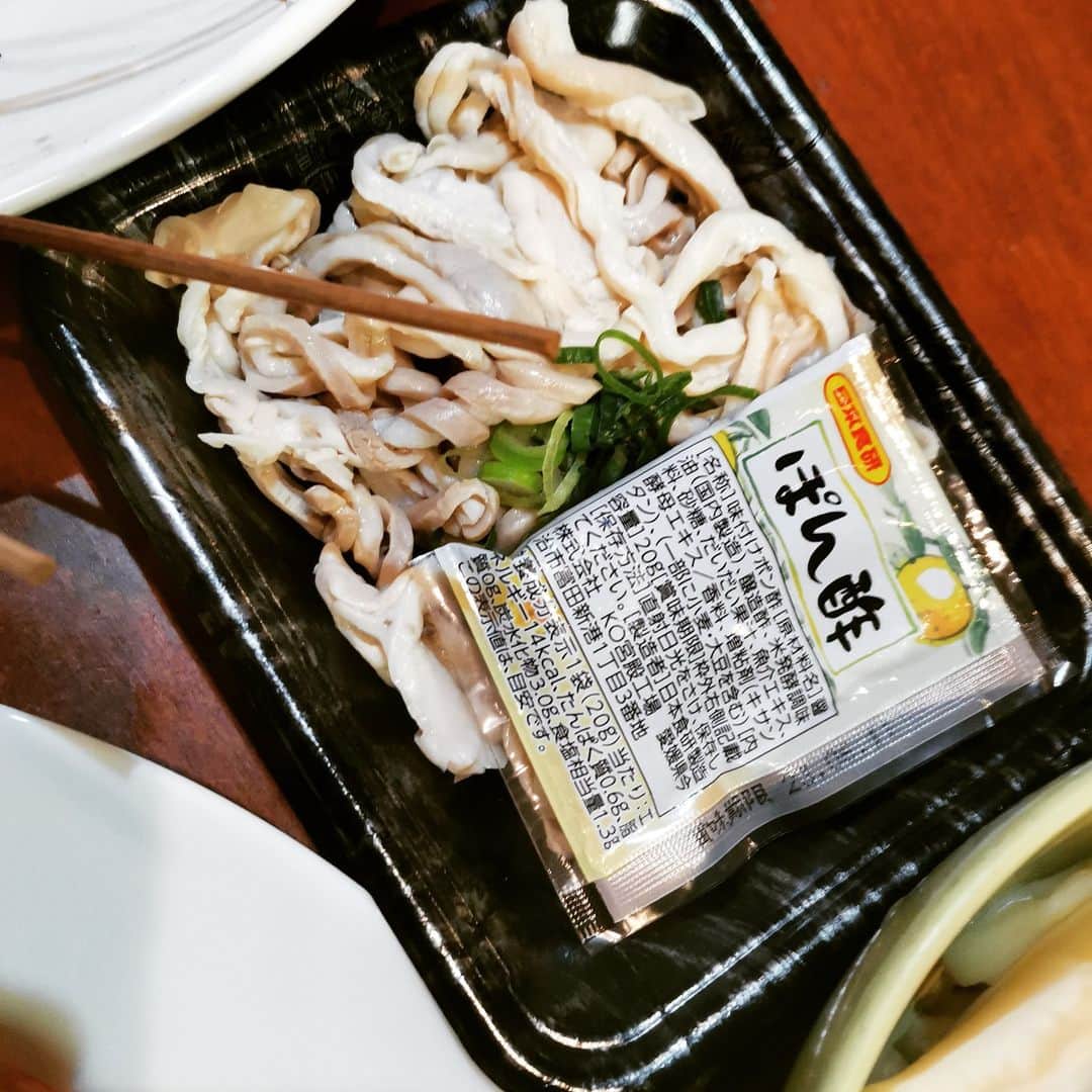 motsuさんのインスタグラム写真 - (motsuInstagram)「昔と比べてイカとタコはアホみたいに高くなったけど、エビは安くなったよねえ。  「エビの素揚げ」 インスタ撮るときだけ、こういう盛り方をするよねｗ。味もうまくなってる感じするけど。  「エビ塩焼き」 素揚げもだけど、よく火を通してしっぽまで食べる派。  「ぶり照り焼き」 妻の作品。ｳﾏｰ。  「白菜のおしんこ」 妻の実家からいただいた。ｳﾏｳﾏ。  「出来合いの茹で豚モツ」 内臓系の、とくに胃とかウキブクロ（鶏皮も）については持論あってさー。 それらは全部体内と体外を分ける境目なのね。だから皮＝肌、ということ。 だから焼き目をつけると同じ系統の香りになるじゃん？ なので「目には目を」の考え方で、お肌にはこれらのモツがどんなサプリより一番有効だと思ってる。  モツのモツ論。」3月17日 13時10分 - motsumc