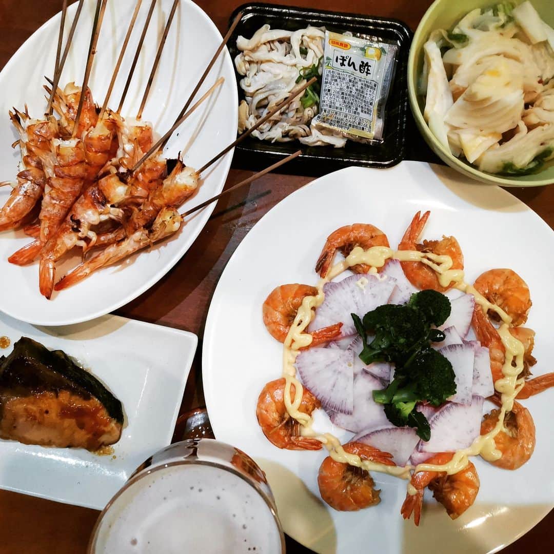 motsuさんのインスタグラム写真 - (motsuInstagram)「昔と比べてイカとタコはアホみたいに高くなったけど、エビは安くなったよねえ。  「エビの素揚げ」 インスタ撮るときだけ、こういう盛り方をするよねｗ。味もうまくなってる感じするけど。  「エビ塩焼き」 素揚げもだけど、よく火を通してしっぽまで食べる派。  「ぶり照り焼き」 妻の作品。ｳﾏｰ。  「白菜のおしんこ」 妻の実家からいただいた。ｳﾏｳﾏ。  「出来合いの茹で豚モツ」 内臓系の、とくに胃とかウキブクロ（鶏皮も）については持論あってさー。 それらは全部体内と体外を分ける境目なのね。だから皮＝肌、ということ。 だから焼き目をつけると同じ系統の香りになるじゃん？ なので「目には目を」の考え方で、お肌にはこれらのモツがどんなサプリより一番有効だと思ってる。  モツのモツ論。」3月17日 13時10分 - motsumc