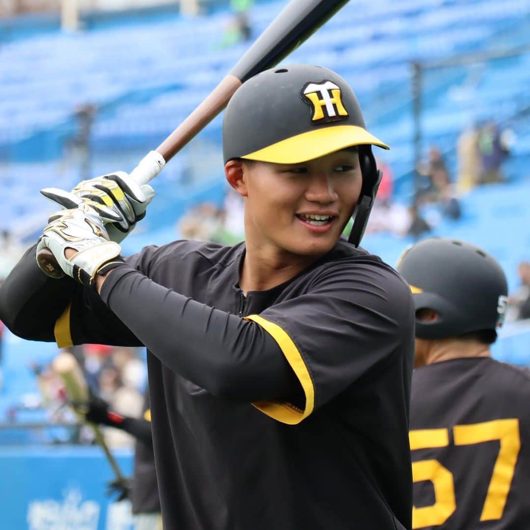 のインスタグラム：「3月17日ヤクルト戦、本日の試合前練習の様子です！ #森下翔太 選手 #小幡竜平 選手 #熊谷敬宥 選手 #長坂拳弥 選手 #梅野隆太郎 選手 #シェルドンノイジー 選手 #島田海吏 選手 #村上頌樹 選手 #富田蓮 選手 #岩貞祐太 選手 #阪神タイガース  #ARE」