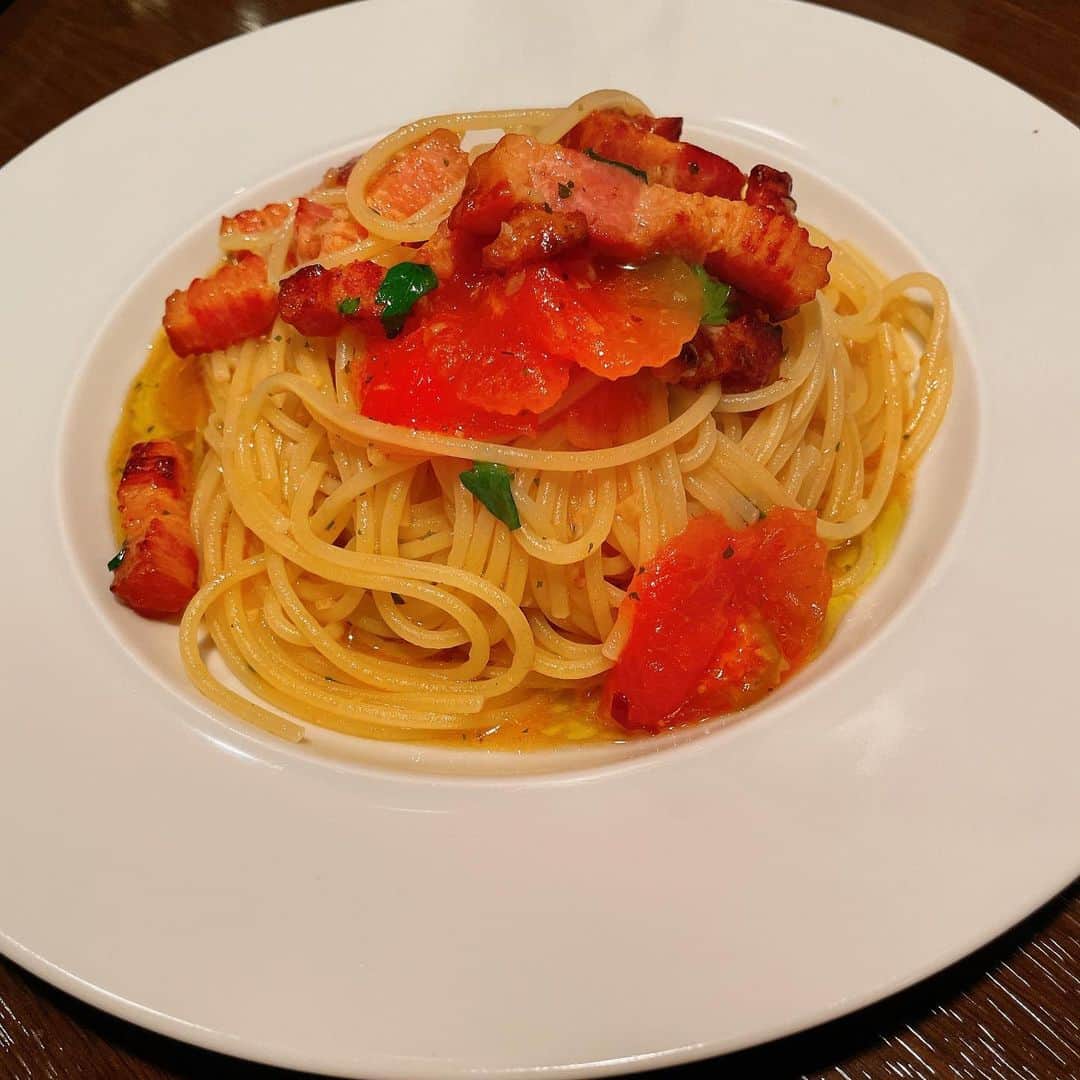 石川瑠利子のインスタグラム：「. 先月行った念願のニューハナイ🍝 美味しすぎて全メニュー制覇したい😇✨」