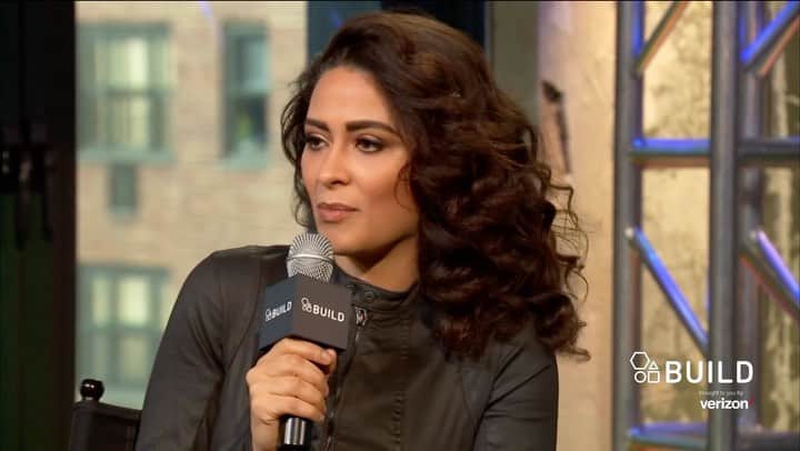 のインスタグラム：「It was supposed to be an interview and I was supposed to give short answers.. trump was running for president and we couldn’t say the word fuck on ABC but we could have guns.. many of them.. @buildseriesnyc .. my accent has changed since.. still trying to make sense of America and short answers.. #aolbuildseries」