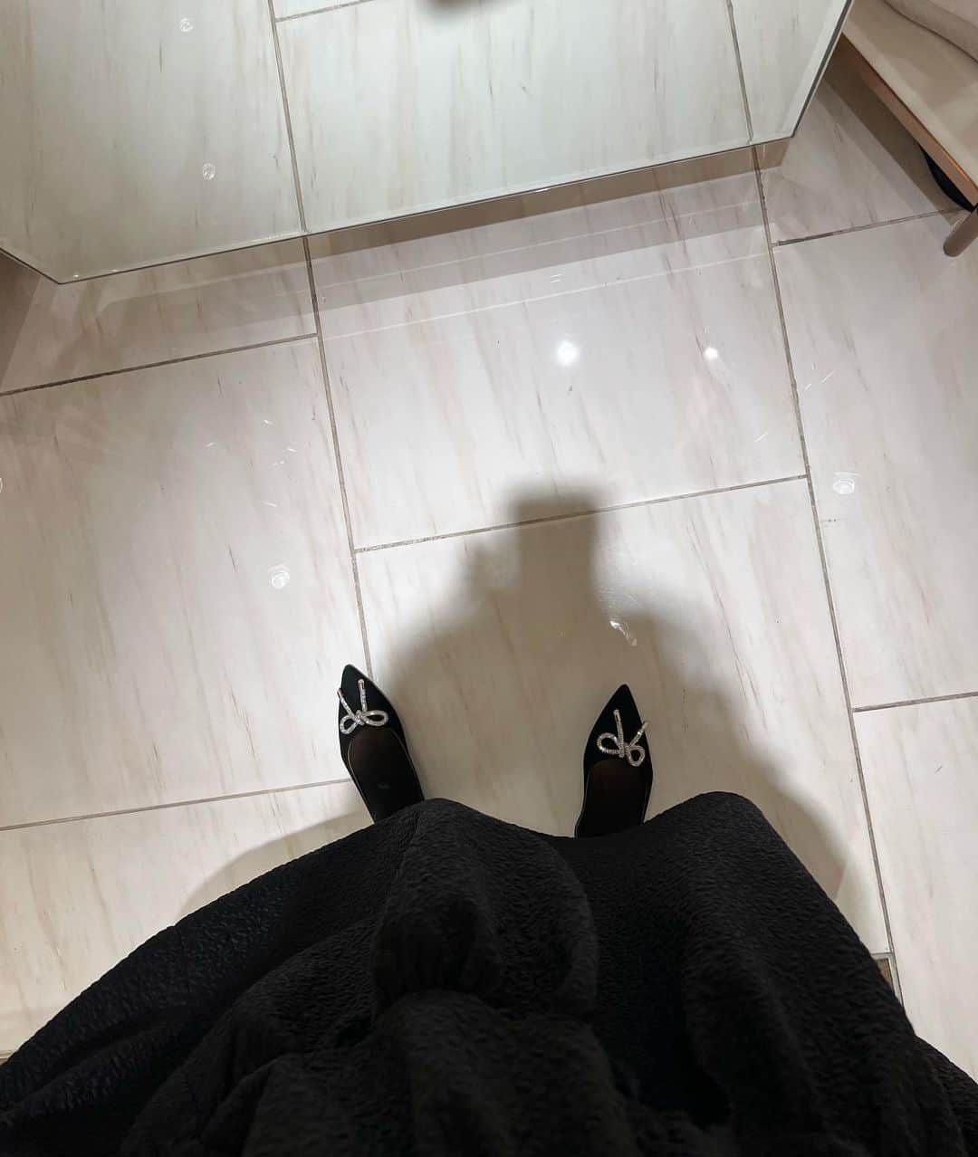 奈保さんのインスタグラム写真 - (奈保Instagram)「@chatelles_slippers_jp POP UP♩ スニーカーみたいに履きやすいのに キッチリ感もあって使いやすそう🥿🤍 私は黒にキラキラリボンのパンプスにしました😌  靴擦れに悩む彼女の為に履きやすい靴を作った事がきっかけでシャテルは誕生したそうで、履いてみたら納得。 めちゃくちゃ履きやすい♩  3月18日（土）11：00〜18:00 ディレクター来日イベント 新宿伊勢丹２Ｆ 婦人靴売り場 . . #伊勢丹#靴#パンプス#習い事コーデ」3月17日 13時48分 - naho.0422