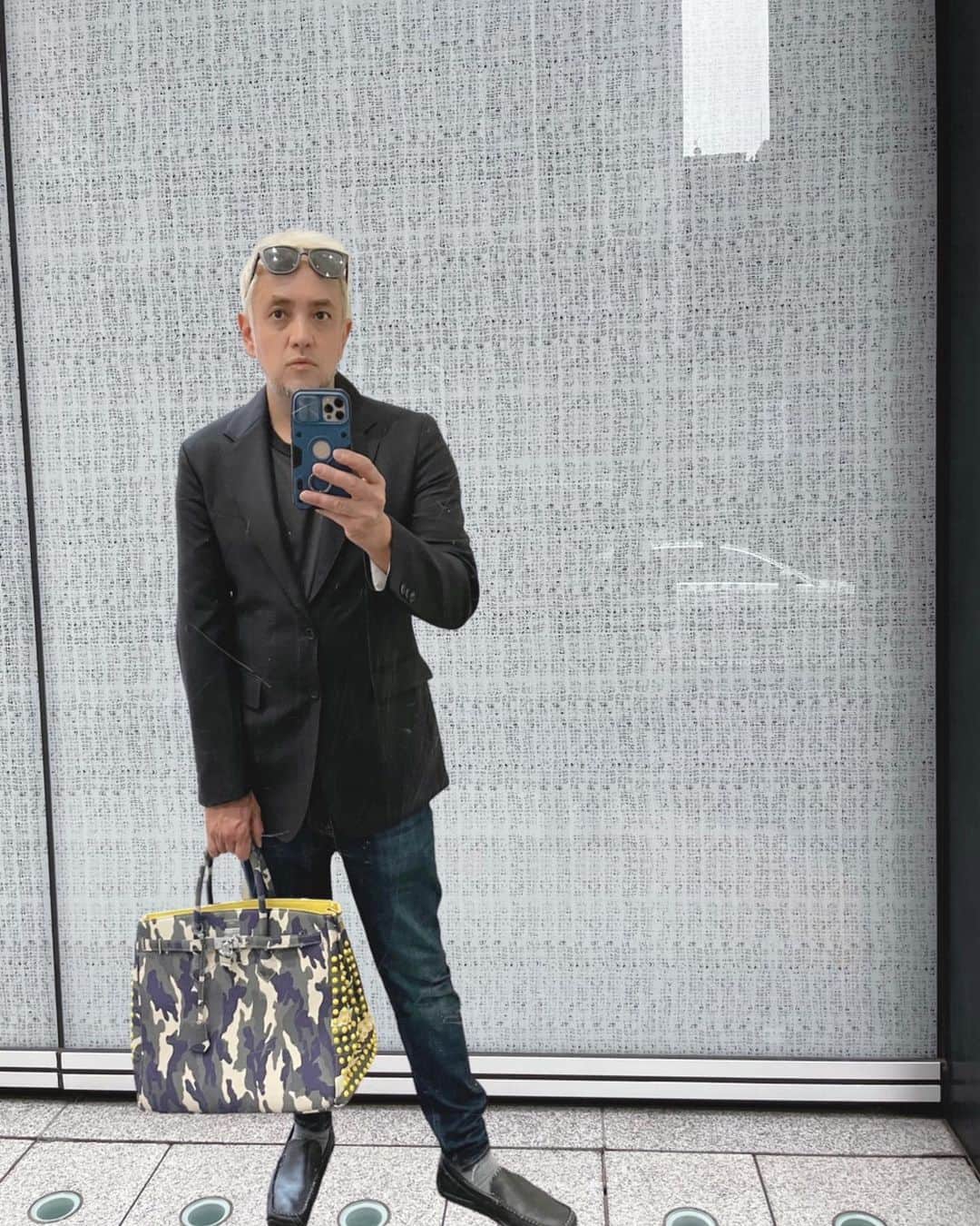 のインスタグラム：「ここ最近銀座にほぼいます 銀座CHANELの10Fにあるレストラン BEIGE ALAIN DUCASSE TOKYOのリニュアルでサウンドシステムと選曲のサウンドデザインを担当させていただきました。  今度は屋上にRoofTop Barオープンするんですが そのサウンドも担当しています。 銀座にいる時はこんな服装です😁  #銀座TARO」