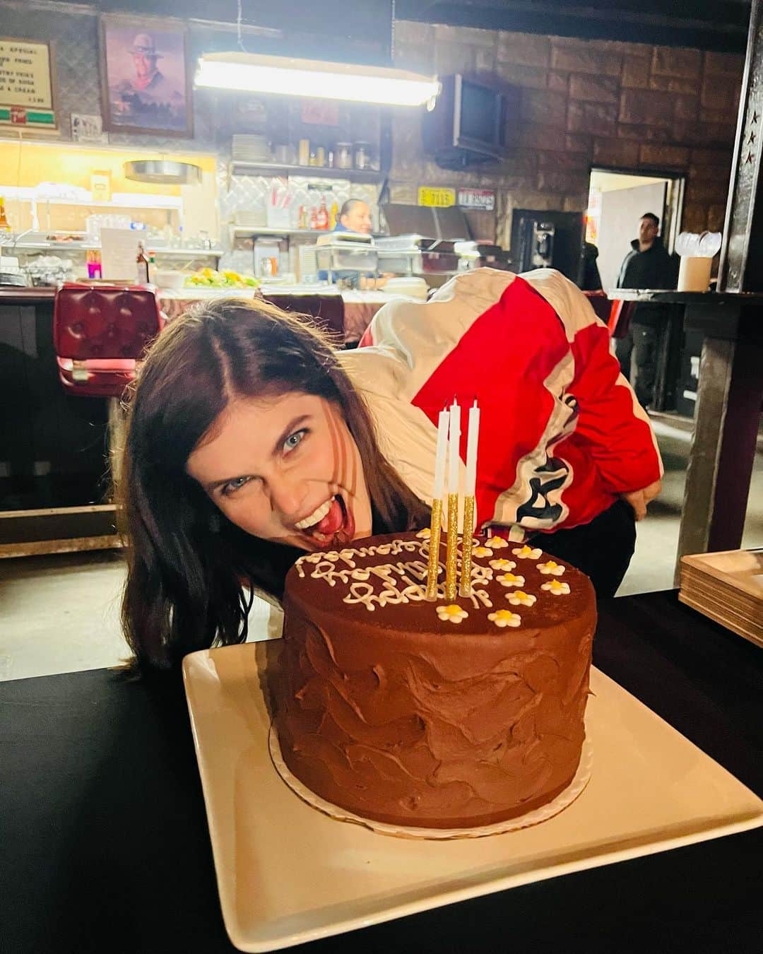 アレクサンドラ・ダダリオのインスタグラム：「🎂 🙏」