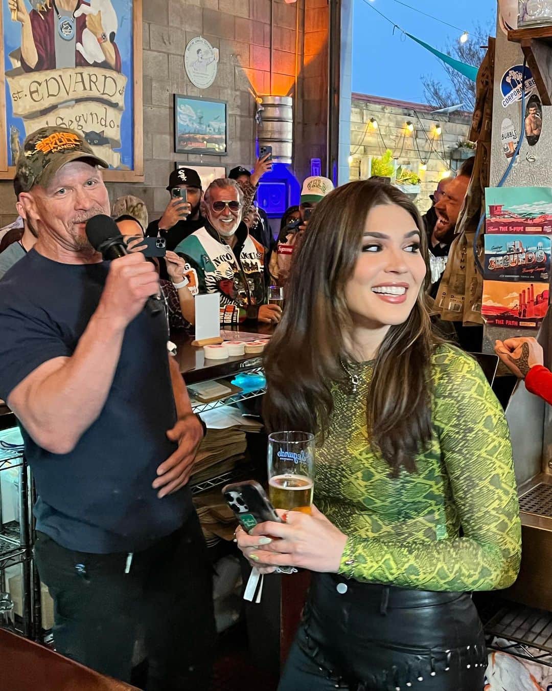 のインスタグラム：「🍻 best 3/16 day ever 🥹 @steveaustinbsr @wwegames」