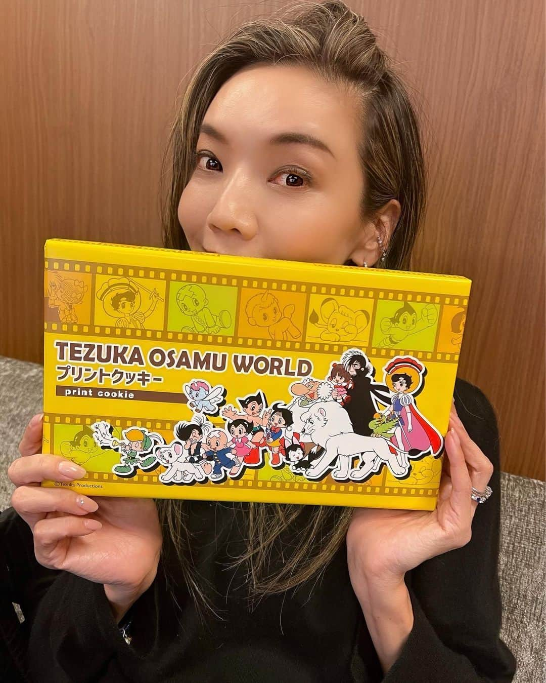 和央ようかさんのインスタグラム写真 - (和央ようかInstagram)「Greatest Moment 😊  「明日へのエナジー」宝塚バウホール公演無事に千秋楽を迎えました。 あー😊感無量です。  この度もMIKIMOTOさまの素敵なジュエリーをお借りしました🙏💎 似合う女性になりたい、と心から思う今日この頃です🥹 本当にありがとうございました。  写真は…… 1.2.ゴージャスミキモトジュエリーとのお写真たち💎 3下級生に頂いたスペシャルカード 4フランクが買って来てくれた手塚治虫さんクッキー😂🍪 5昔ご一緒していた大道具さんが、私の靴箱の上に(上級生順の場所に作ってくれたのが、最高🤣🤣)メイクのChiharu @shoyabuki0426 さんの靴箱を　芸名、矢吹翔で、作って下さった、宝塚ならではの愛です🤣🤣🤣 6楽のプロローグ前にオープニングメンバーで撮った貴重な写真(撮る時のみ、マスク外しています🫡)  ２５年前共に苦楽を共にしていた、上級生、下級生、宙組の仲間達と一緒に舞台に立てたことは特別のmomentでした🙏  温かくそして熱く応援くださり声援を送ってくださった皆さまありがとうございました❗️  See Ya 😆  #takakoworldstylin🌎　#takakotokyostylin🇯🇵 #宝塚 #宙組 #takarazuka #宝塚og  #明日へのエナジー #宙組25周年 #姿月あさと さん #湖月わたる さん #出雲綾 さん #久路あかり さん #天羽珠紀 さん #光海舞人 さん #美月悠 さん #和央ようか   @official_mikimoto 様。Special thanks 💎最高に本当に幸せでした🤩  @shoyabuki0426 CHIHARUさん。 この度もピカピカ😝ありがとうございました🙏」3月17日 13時54分 - yokawao0215