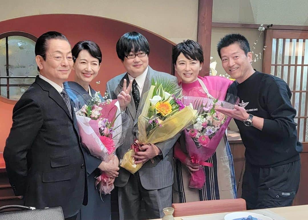 鈴木砂羽のインスタグラム：「ちょっと 遅くなってしまいましたが、、 （美和子スペシャルでいっぱいいっぱいだった笑笑）  皆さま、  お疲れ様でした！！！🎉🎉🎉  ワタシ的には 美和子スペシャルで始まって 美和子スペシャルで終わった感ですが、、 薫ちゃんカムバック、 本当に感動的でした。  また皆さまに会いたいな。。 会えることを願って。。💫🙏💫  ありがとうございました‼️  #相棒21 #aibou #水谷豊　さん #寺脇康文　さん #森口瑤子　さん #六角精児　さん そして 亀山美和子こと #鈴木砂羽 でした‼️」