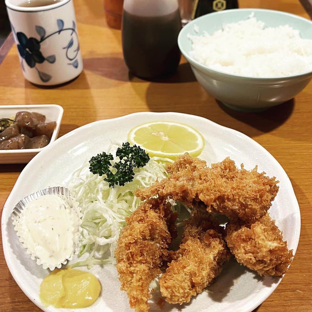 のインスタグラム：「あー美味しかった。 お新香も、ピリ辛のこんにゃくも、お味噌汁も、カキフライも大好きな味！　日比谷で降りた自分を褒めてあげたい。」