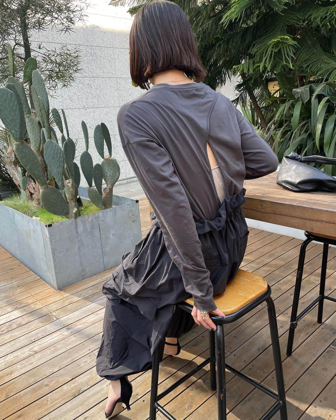 濱中鮎子のインスタグラム：「さて、明日はまた寒くなると予報出てますが、着実に春には向かっているようで。  今　@curensology  さんで @uhruhruhr の商品を沢山並べて、素敵なスタッフさんたちが更に素敵に着こなしてくださりながら ”POP UP SHOP”を開催いただいています。  お店の装花は　@logiplantsandflowers さん！  毎シーズン、本当にありがたいです。  わたしの告知が全く出来ていませんが、今シーズンも色々なところで展開いただき、別注を作らせてもらい、大人も子供もイベントが目白押しです。  ありがたい….  花粉で目を擦っている間に夏が来そうですが、まずは重宝するに違いないロングTシャツ。 カレンソロジーさんとの別注です！  私なんかよりスタッフのみなさんがとても素敵に着てくださっているので、インスタ覗いてみてください👀  今シーズンも良き出会いになりますように！  よろしくお願いします！  #uhr #uhr_2023ss  #ウーア #curensology #背中開き気にする方いますがキャミ見えてもOKと思います」