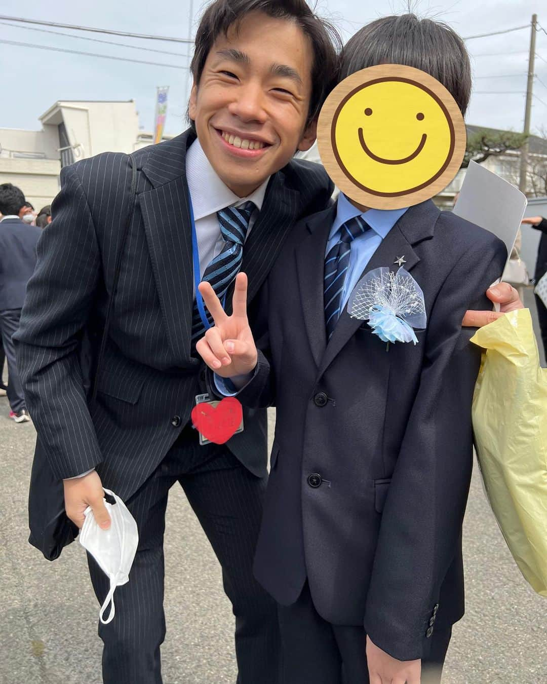 織田信成さんのインスタグラム写真 - (織田信成Instagram)「🌸長男・小学校卒業式🌸  長男が小学校生活を終え、4月から中学生になります🌸卒業式は特に歌に感動してしまい、「桜ノ雨」やったかな？歌詞も凄く良くてこの6年間の成長を想いながら、涙が止まりませんでした。  ファンの方々には産まれた時から、長男には特に愛を注いで頂いて、コロナ前のアイスショーなどで頂くプレゼントはほとんど長男に向けたものや子どもと一緒に使えるものだったりで、毎回子ども達もすごく喜んでましたし、僕もそれ見て微笑ましくて、本当に幸せな気持ちでした🌸いつもありがとうございます😊これからも宜しくお願い致します🙇‍♂️ 長男からは両親への感謝の言葉も話してくれまして、子育てって何が正解か分からないし間違ってしまう時もあるけど、織田家に産まれてきてくれてありがとうというか、こんな立派に成長してくれた事を心から誇りに思うし、もっと愛を注いで大人になるまで大切に見守っていってあげたいと思います🌸  ずっと昔の事を息子や家族の為に今頃反論しますが、僕が2010年の世界選手権でショート落ちしてしまった時に「妻の妊娠がわかって動揺した」などのデマがネットに流れていますが、僕が妻の妊娠を知ったのは2月のオリンピック前の事で、その時に長男が誕生する！ってどれだけ心から嬉しく幸せだったかという事だけお伝えしておきます🌸 ちなみに世界選手権で失敗してしまったのは、オリンピックで靴紐が切れてしまって自分自身に絶望してしまったからであって、家族の事は一切関係ありません。自分に関して色んな情報がメディアから出てくるのは仕方ない事で、ここまで口で説明しても無駄と理解していますが、ファンの方々には自分の口から発する言葉を信じて頂けたらと思います🙇‍♂️  今春は卒業式 卒園式　入学式✖️2  入園式 とイベント盛り沢山なので頑張ります❣️」3月17日 14時23分 - nobunari0325